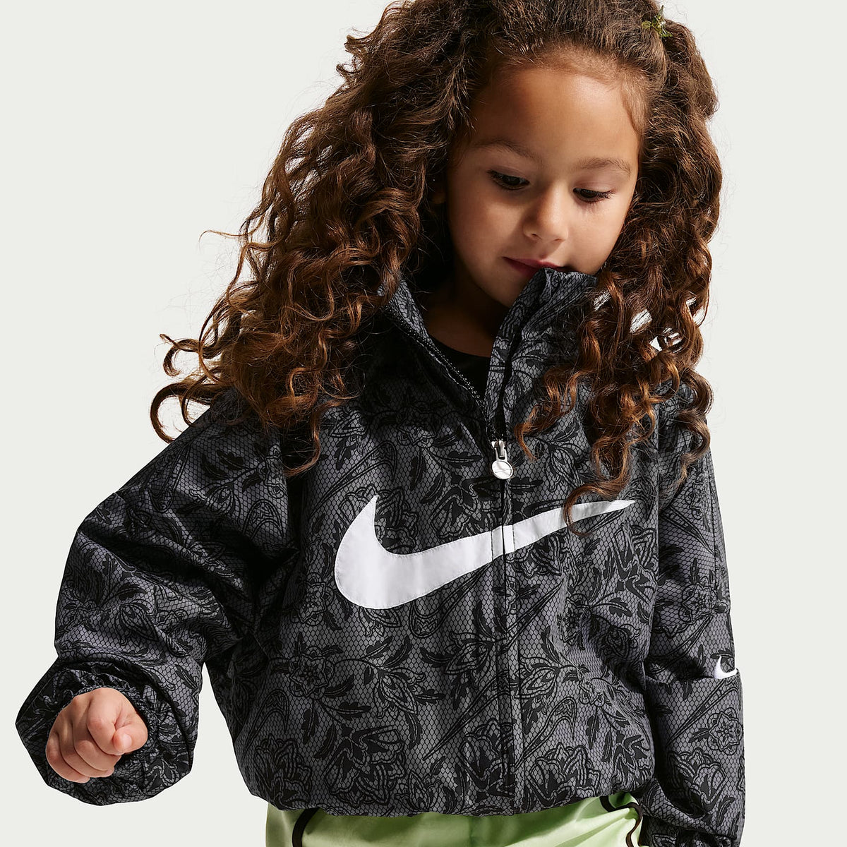 Chamarra de tejido Woven para niños talla pequeña Nike Club – Negro – vista 3