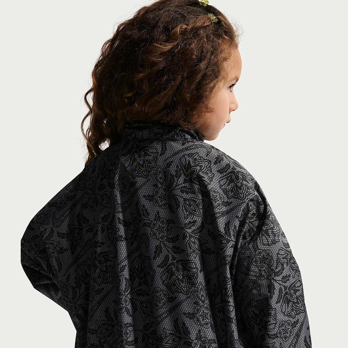 Chamarra de tejido Woven para niños talla pequeña Nike Club – Negro – vista 2