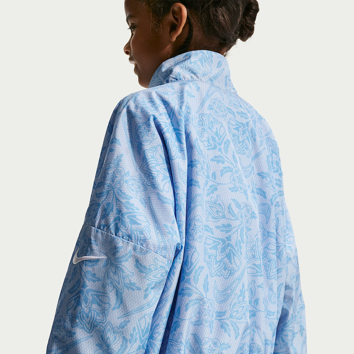 Chamarra de tejido Woven para niños talla pequeña Nike Club – Azul – vista 2