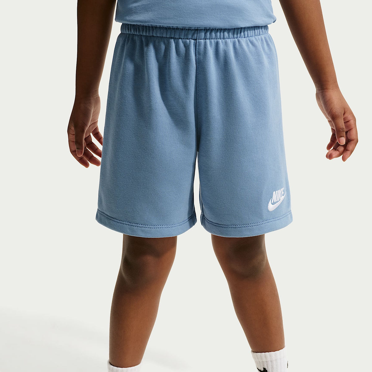 Conjunto de 2 piezas con shorts de tejido Knit Club para niños talla pequeña Nike – Azul de trabajo – vista 4
