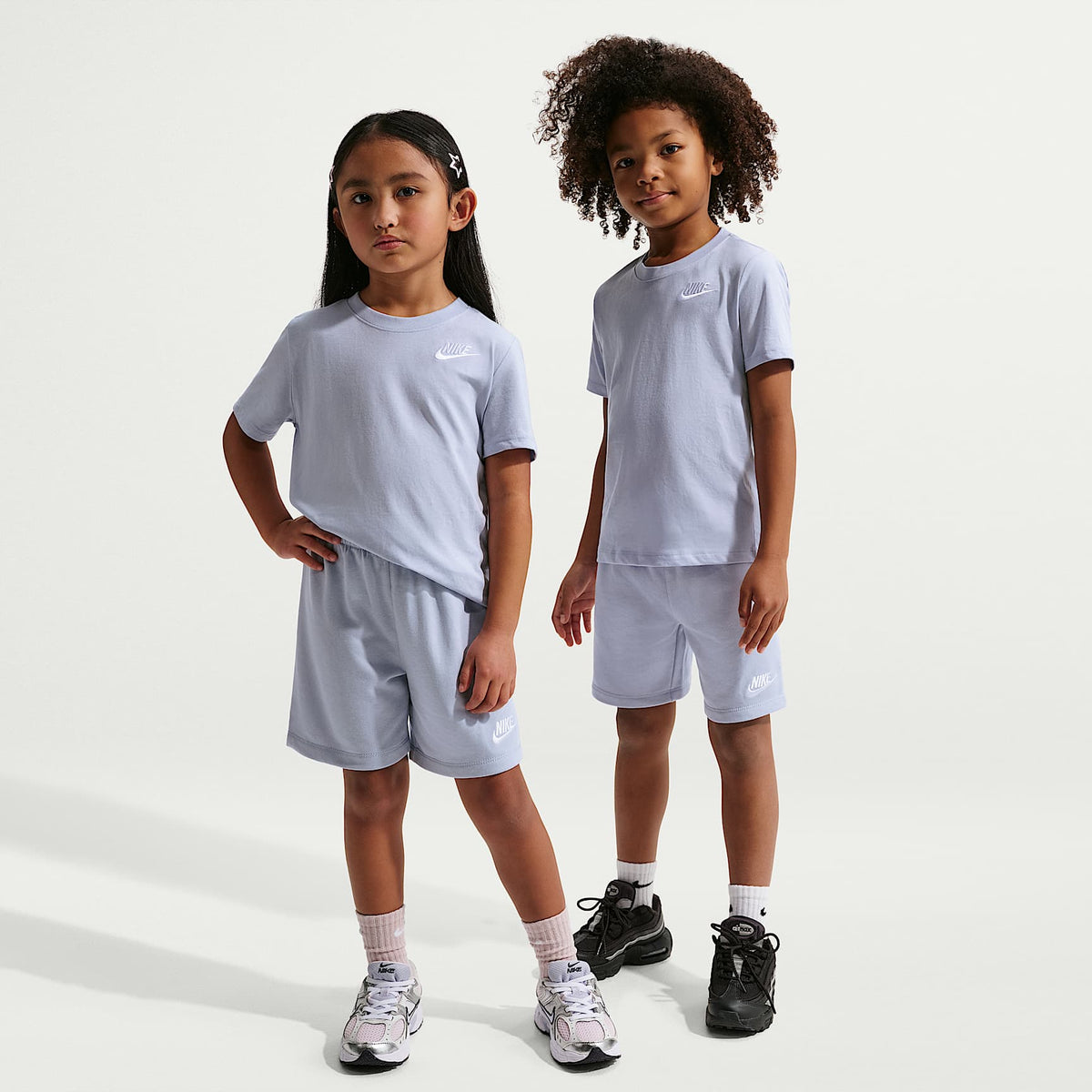 Conjunto de 2 piezas con shorts de tejido Knit Club para niños talla pequeña Nike – Gris – vista 1
