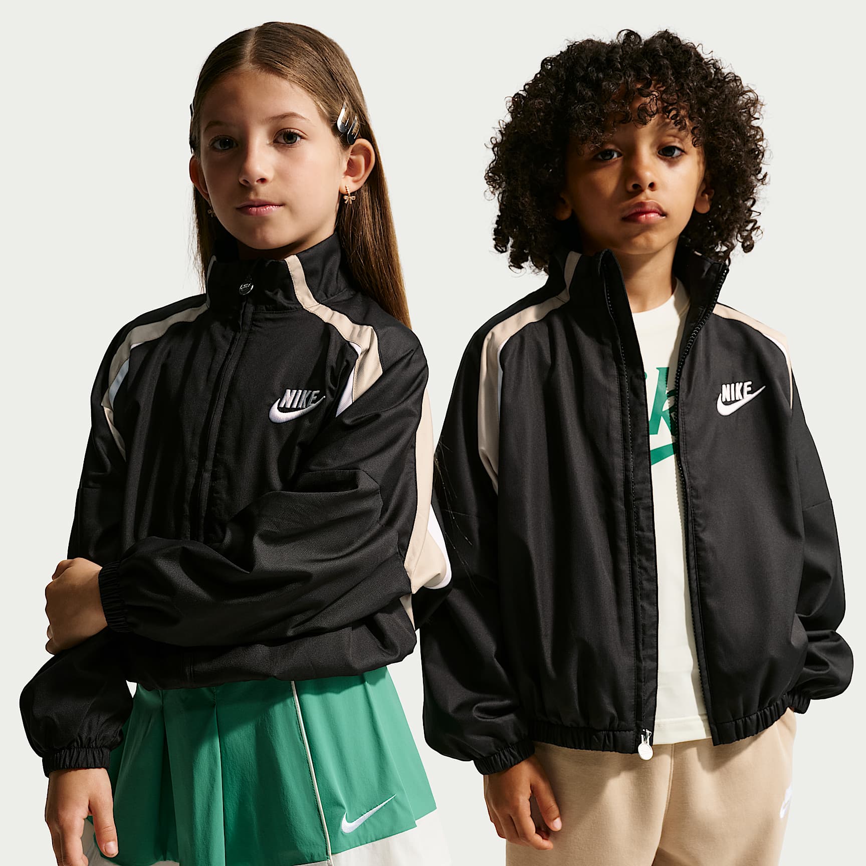 Chamarra sin gorro de colores contrastantes Nike para niños talla pequeña – Negro – vista 1