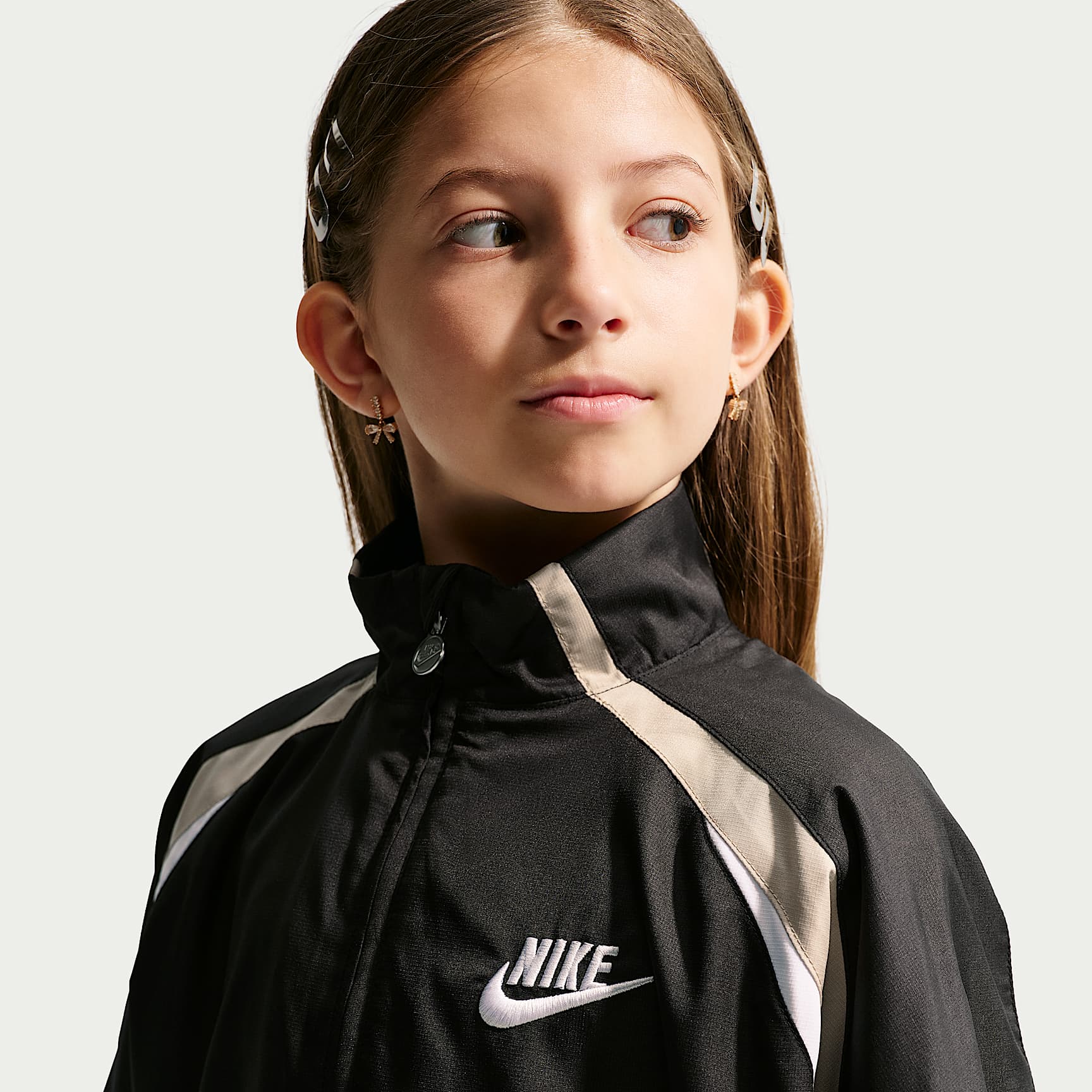 Chamarra sin gorro de colores contrastantes Nike para niños talla pequeña – Negro – vista 2