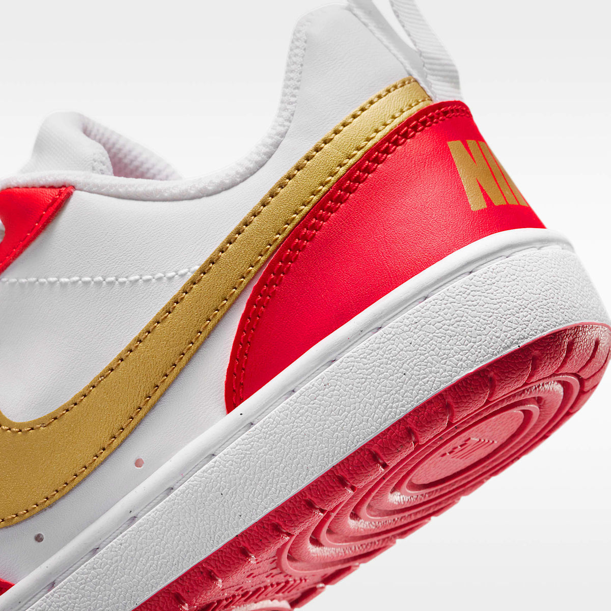 Nike Court Borough Low Recraft – Blanco/Rojo universitario/Blanco/Oro metalizado – vista 8