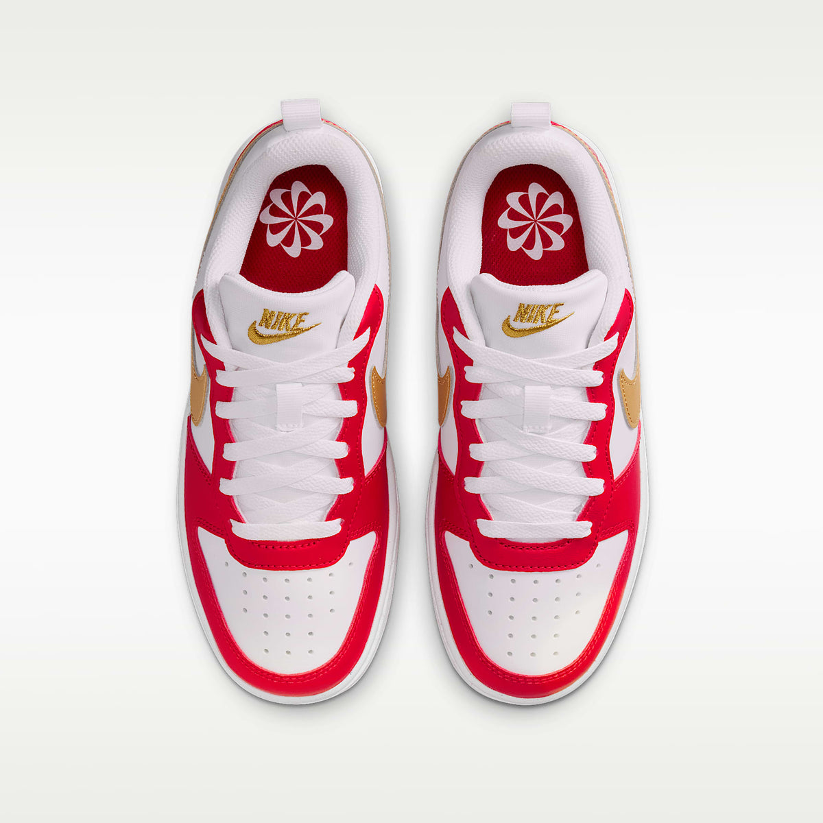 Nike Court Borough Low Recraft – Blanco/Rojo universitario/Blanco/Oro metalizado – vista 4