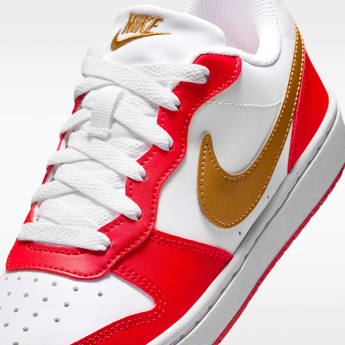 Nike Court Borough Low Recraft – Blanco/Rojo universitario/Blanco/Oro metalizado – vista 7