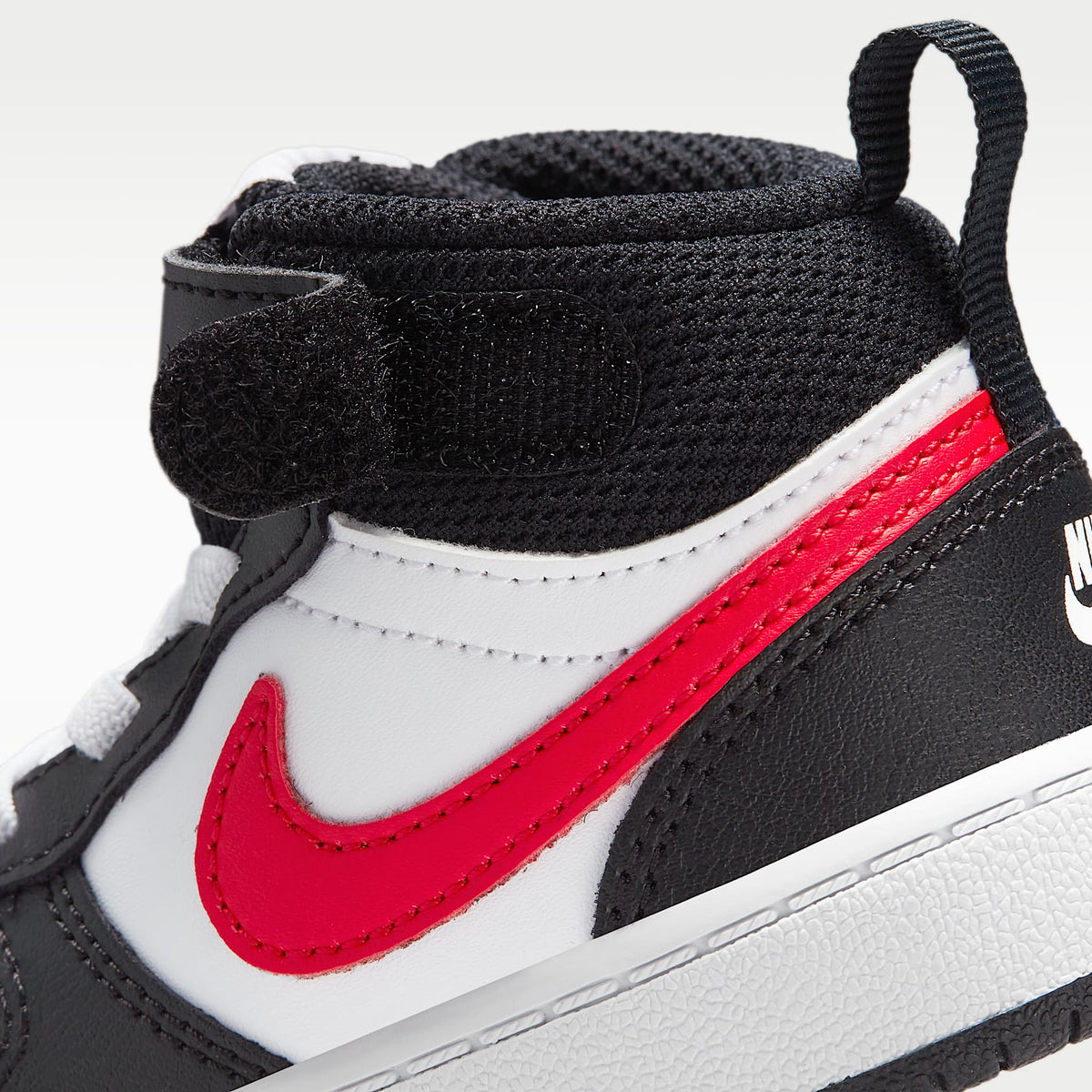 Nike Court Borough Mid 2 – Blanco/Blanco/Negro/Rojo universitario – vista 8