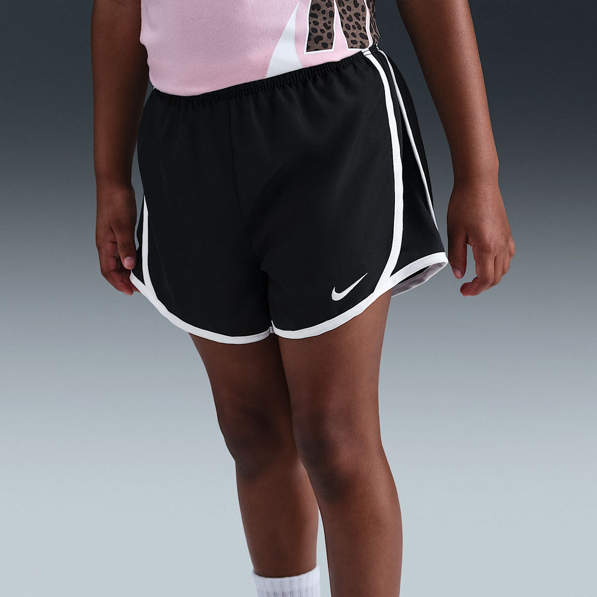 Shorts tempo para niños talla pequeña Nike Dri-FIT – Negro – vista 2