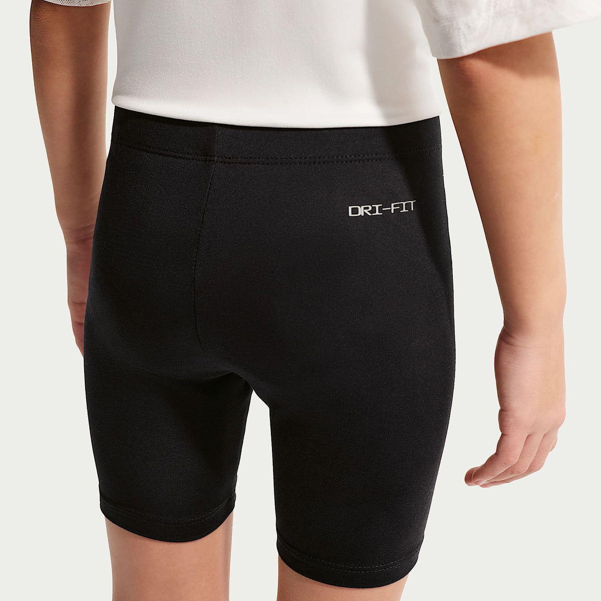 Conjunto de dos piezas de shorts de ciclismo Dri-FIT Easy Breezy para niños talla pequeña Nike – Negro – vista 5