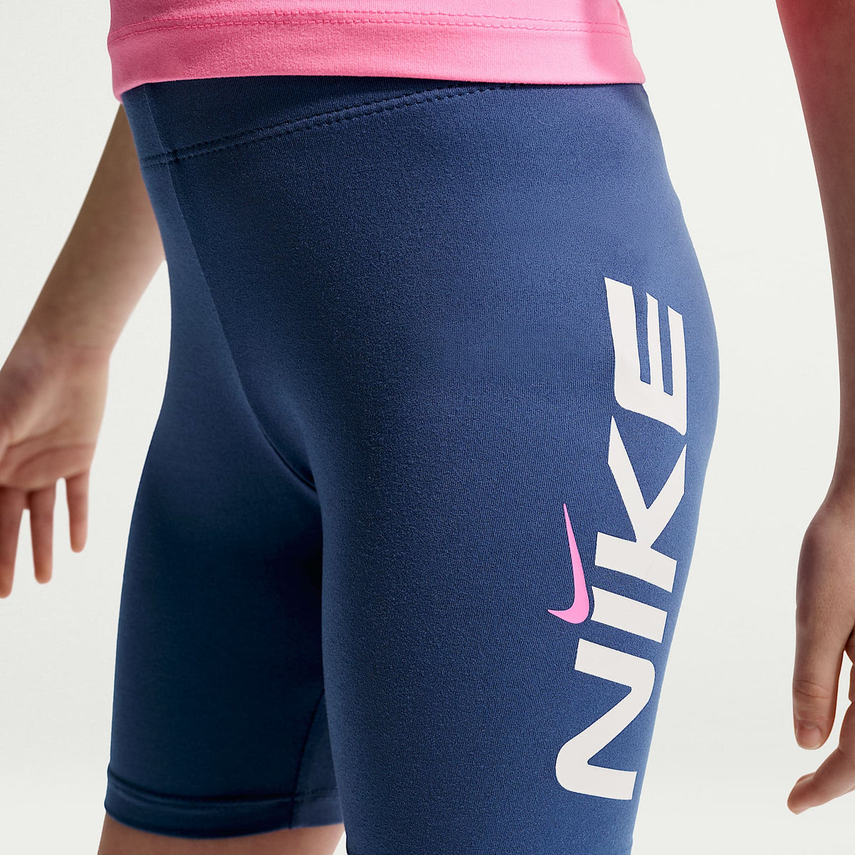 Conjunto de dos piezas de shorts de ciclismo Dri-FIT Easy Breezy para niños talla pequeña Nike – Azul marino místico – vista 4