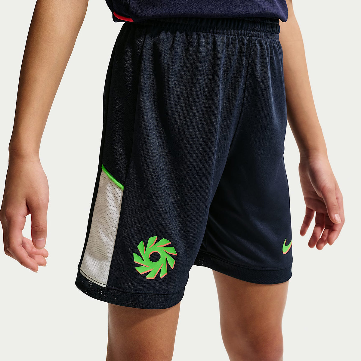 Shorts de futbol Nike Dri-FIT Academy Erling Haaland para niños talla grande – Obsidiana/Blanco/Verde strike/Verde strike – vista 3