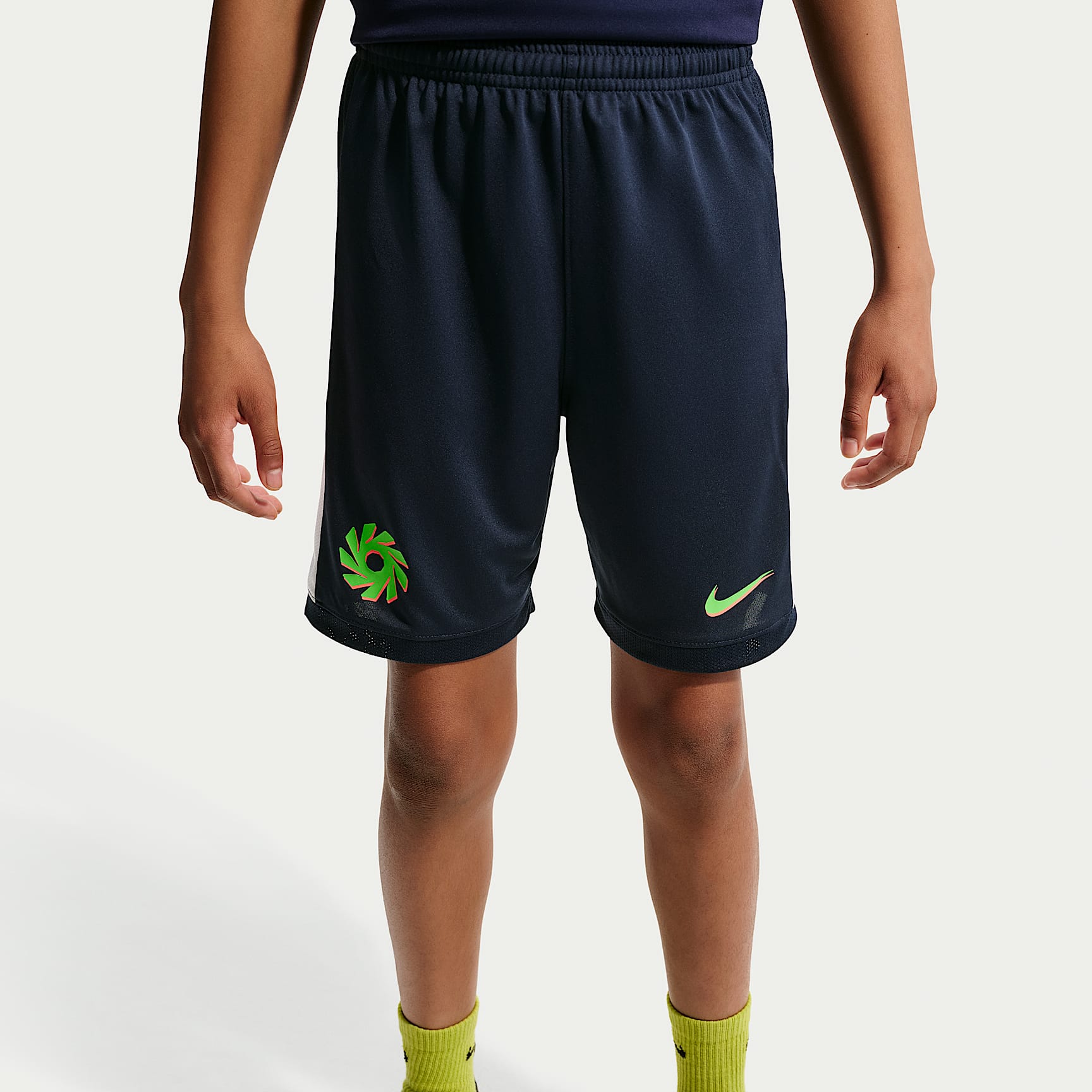 Shorts de futbol Nike Dri-FIT Academy Erling Haaland para niños talla grande – Obsidiana/Blanco/Verde strike/Verde strike – vista 2