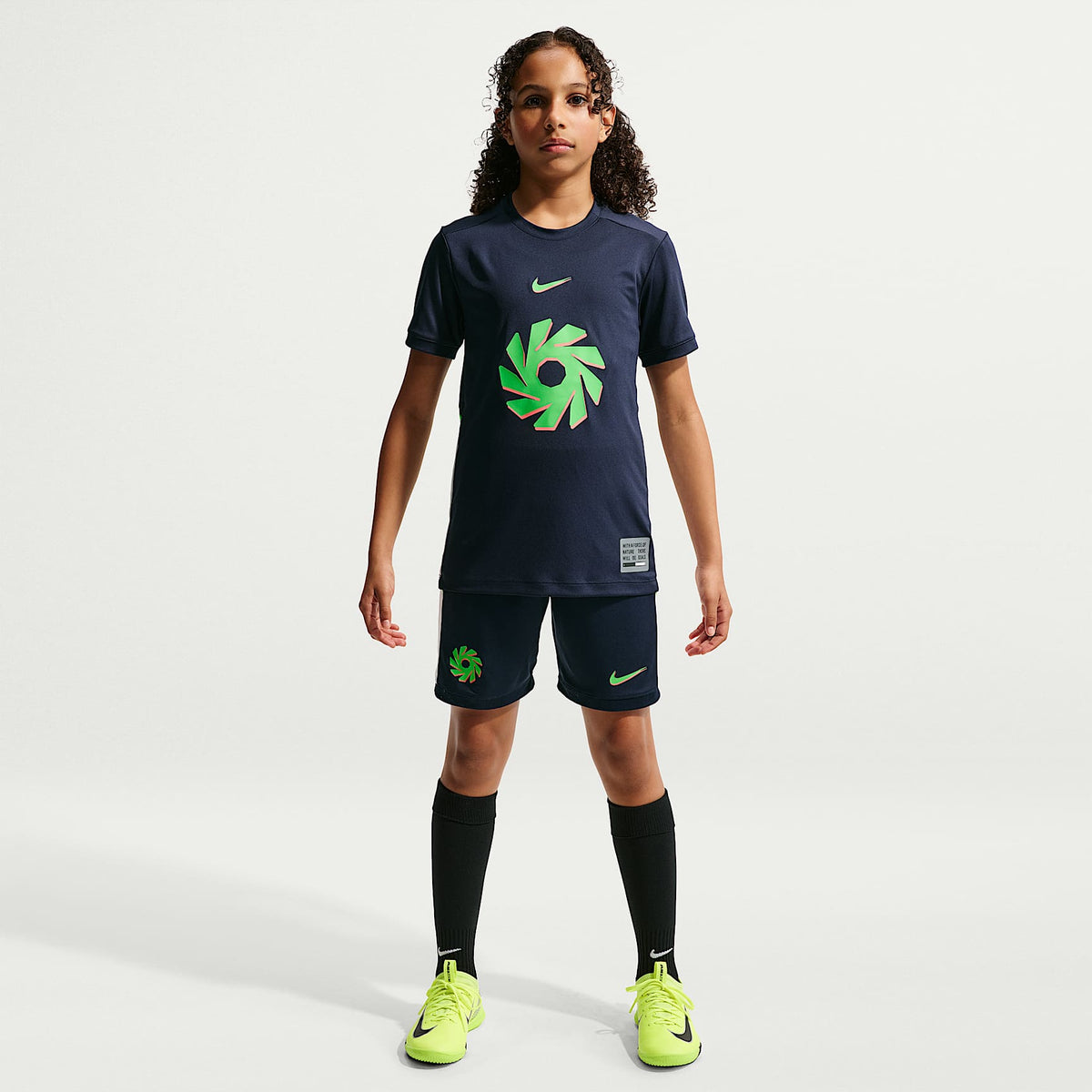 Playera de futbol Nike Dri-FIT para niños talla grande Erling Haaland Academy – Obsidiana/Blanco/Verde strike/Verde strike – vista 6