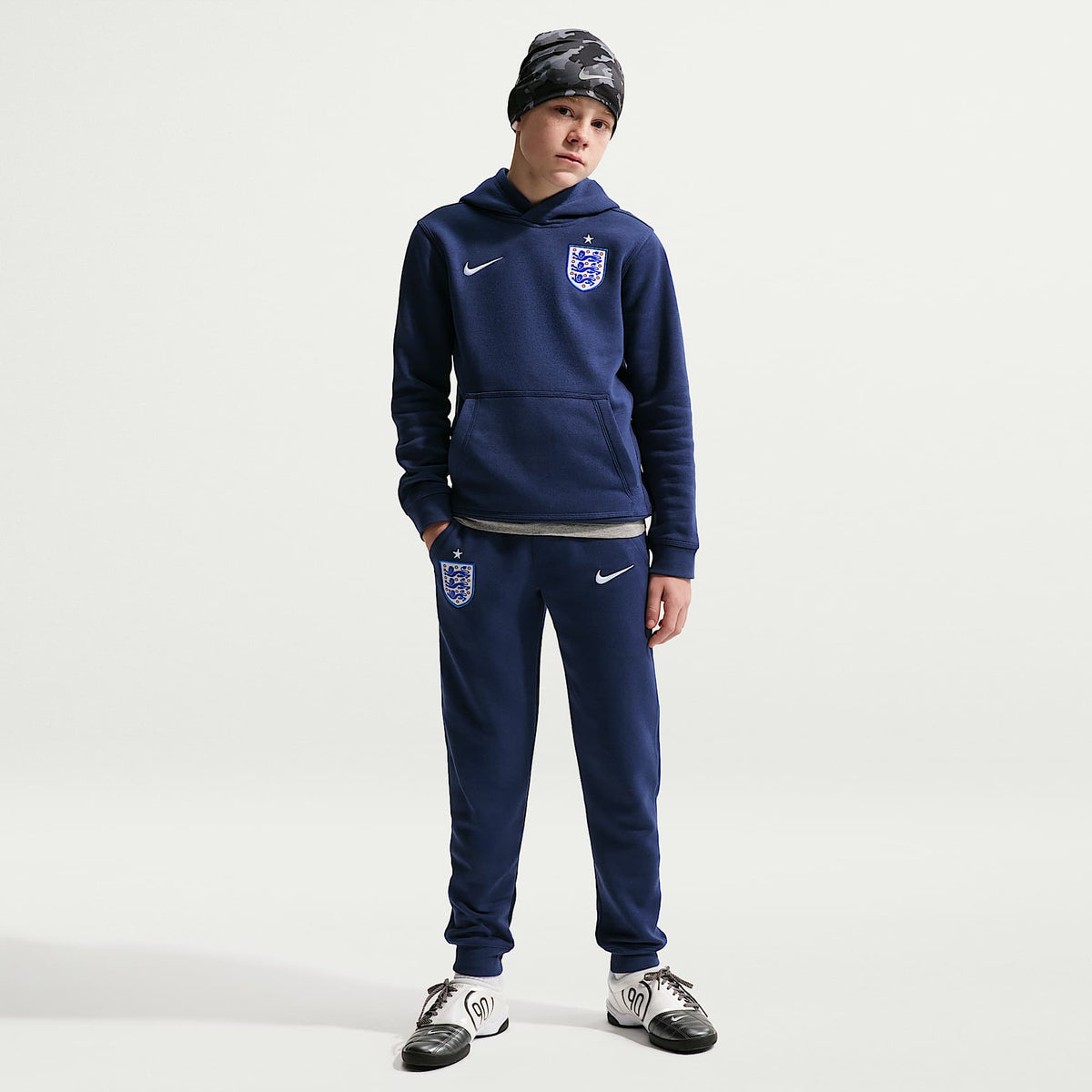Joggers de fútbol Nike England Club Fleece para niño talla grande – Azul marino medianoche/Blanco – vista 1