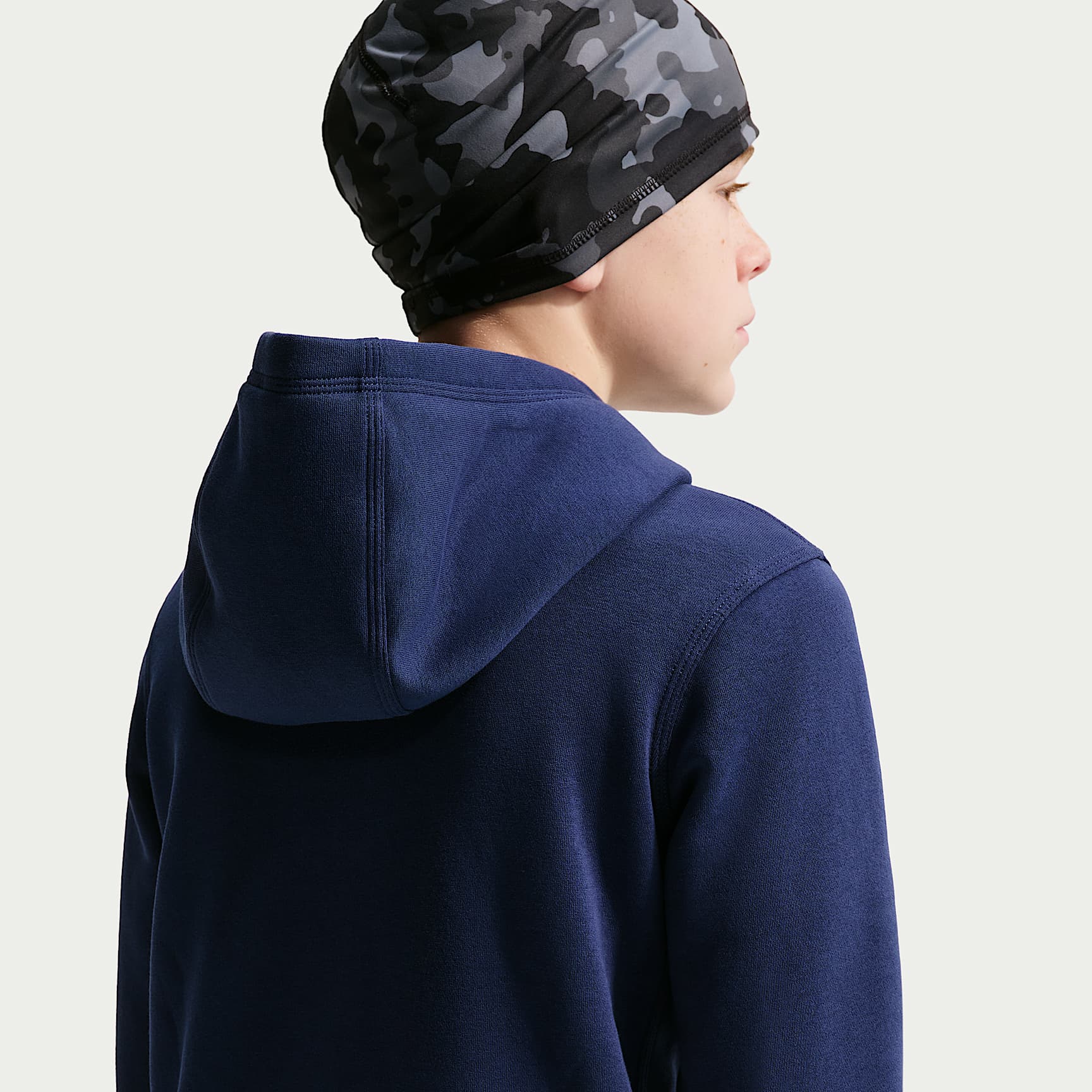 Sudadera con gorro sin cierre de fútbol Nike para niño talla grande England Club – Azul marino medianoche/Blanco – vista 2