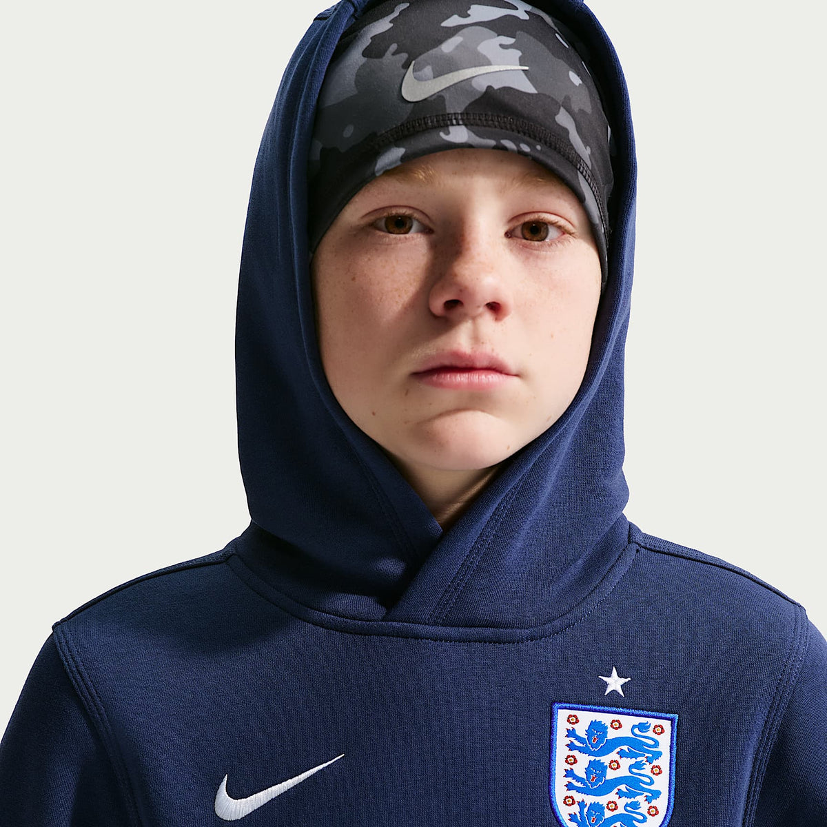 Sudadera con gorro sin cierre de fútbol Nike para niño talla grande England Club – Azul marino medianoche/Blanco – vista 3