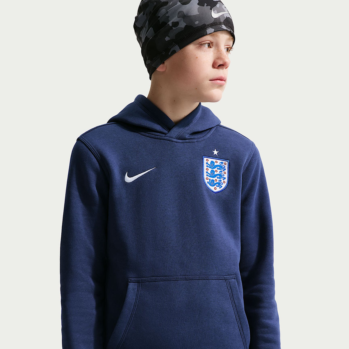 Sudadera con gorro sin cierre de fútbol Nike para niño talla grande England Club – Azul marino medianoche/Blanco – vista 1