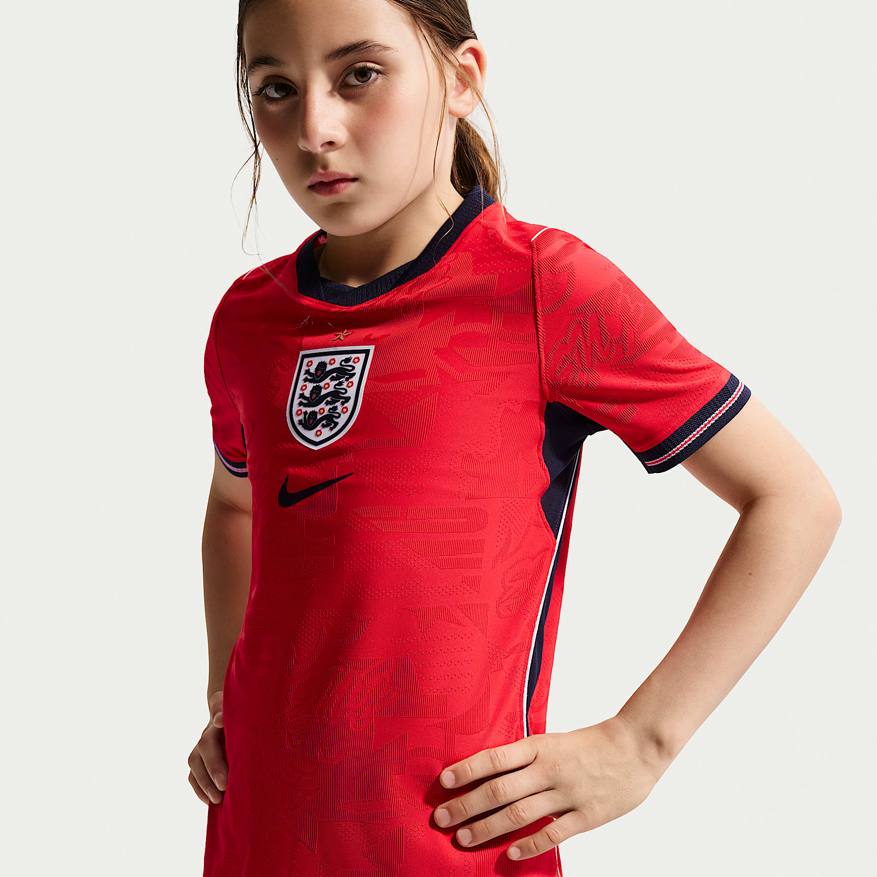 Jersey de futbol Nike Aero-FIT de la selección nacional de Inglaterra visitante 2026 Match para niños talla grande – Rojo velocidad/Obsidiana/Blanco/Obsidiana – vista 2