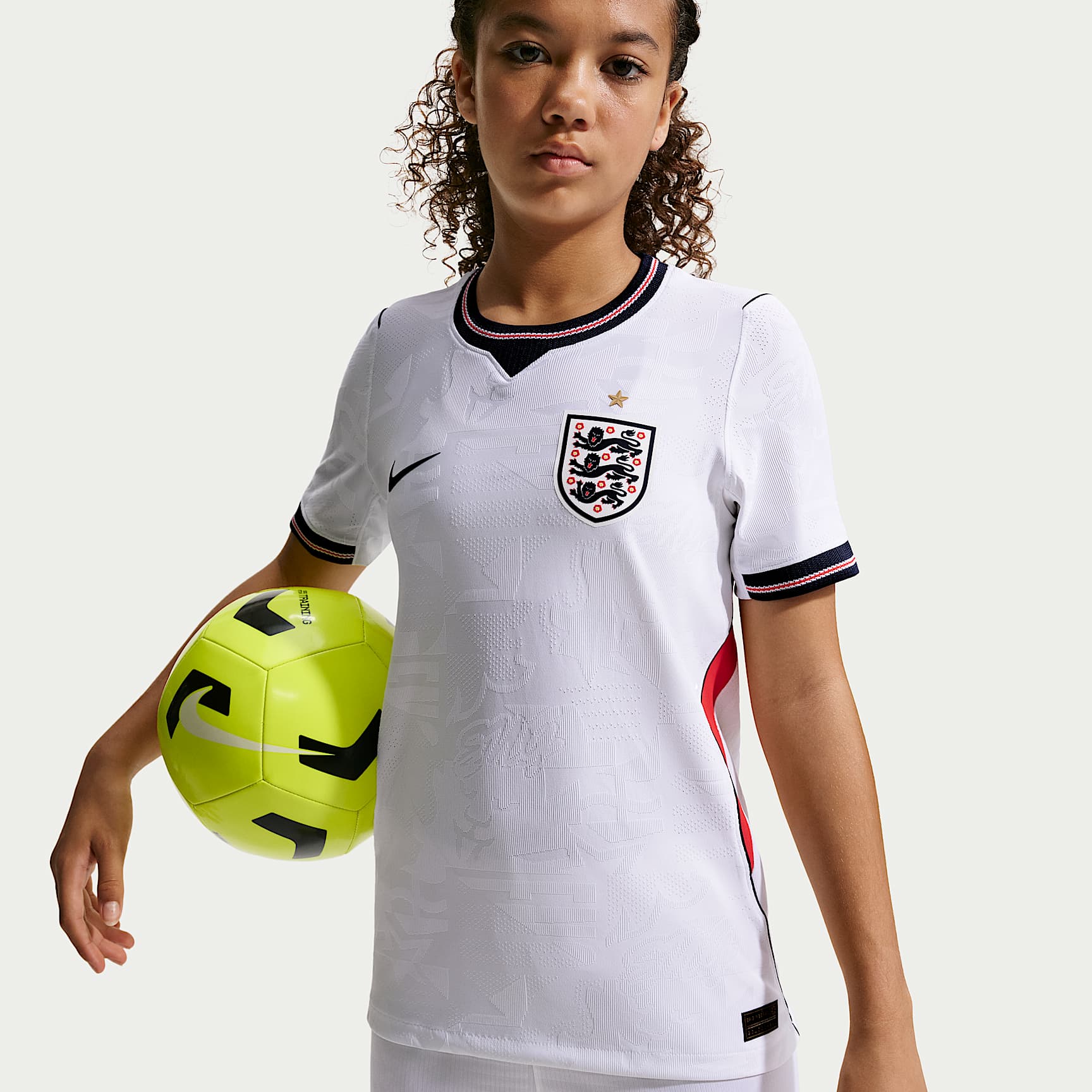 Jersey de futbol Nike Aero-FIT de la selección nacional de Inglaterra local 2026 Match para niños talla grande – Blanco/Rojo velocidad/Obsidiana/Obsidiana – vista 2