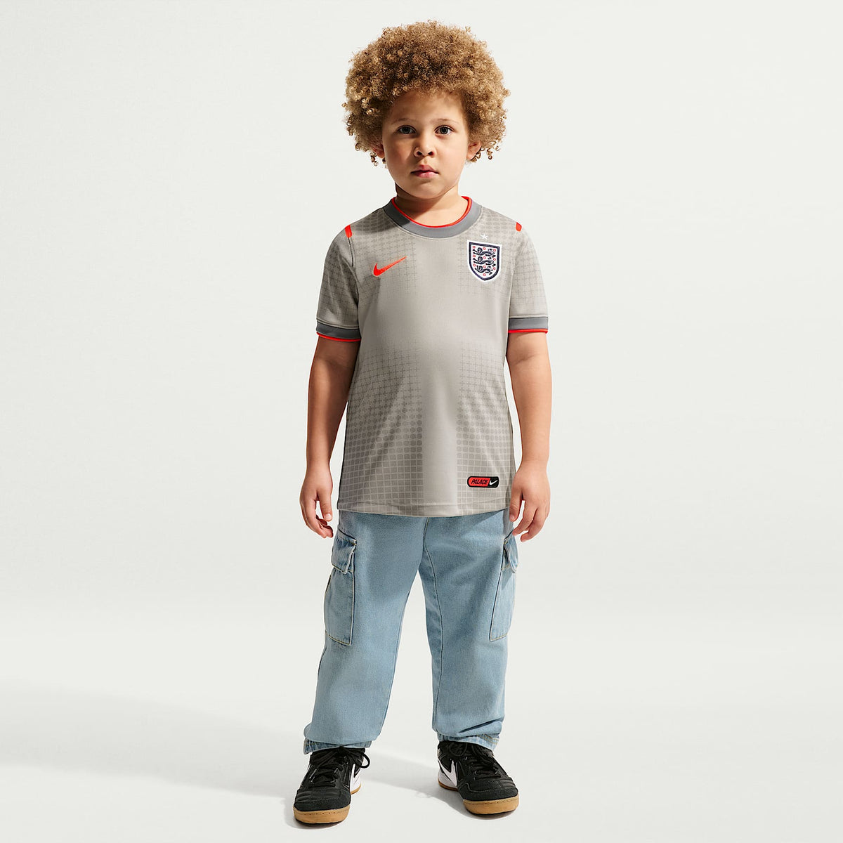 Playera de futbol de manga corta para niños de preescolar England x Palace – Gris peltre/Carmesí brillante/Carmesí brillante – vista 7