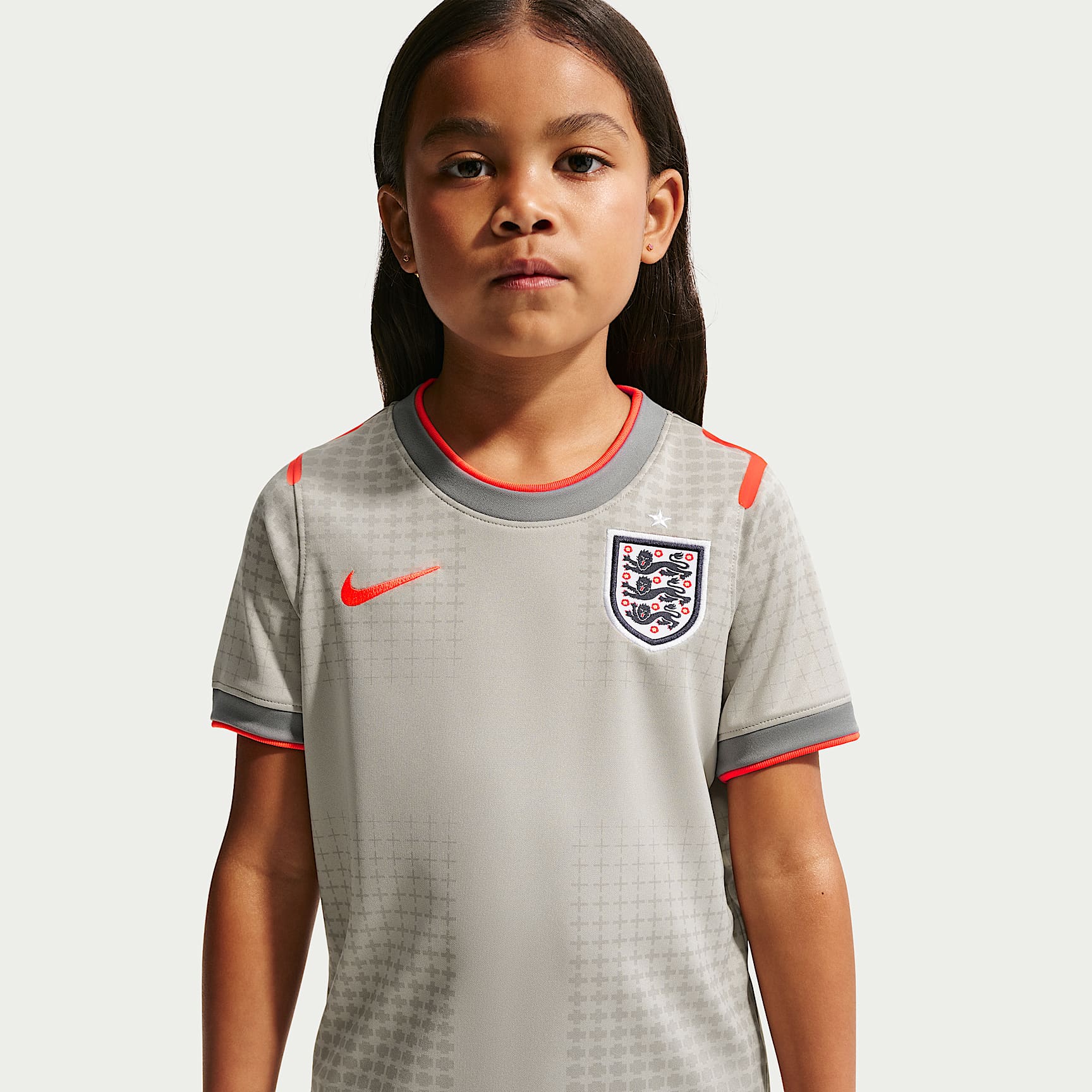 Playera de futbol de manga corta para niños de preescolar England x Palace – Gris peltre/Carmesí brillante/Carmesí brillante – vista 2