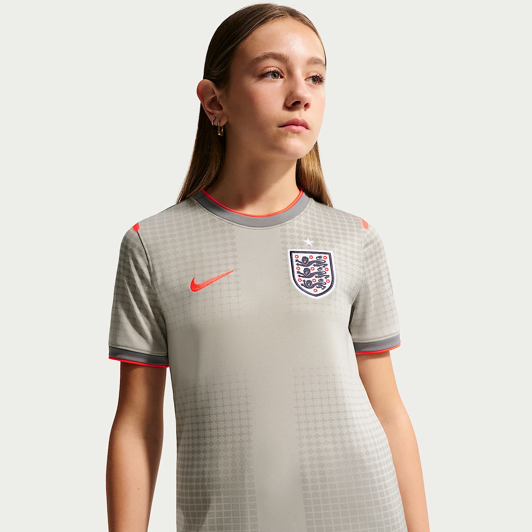 Playera de futbol de manga corta para niños talla grande England x Palace – Gris peltre/Carmesí brillante/Carmesí brillante – vista 2