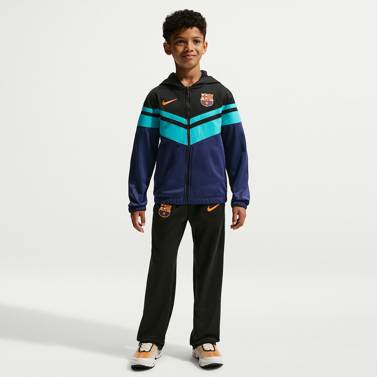 Conjunto deportivo de futbol con gorro Nike Dri-FIT para niños talla grande FC Barcelona Third – Negro/Azul fiel/Cactus empolvado/Oro universitario – vista 6