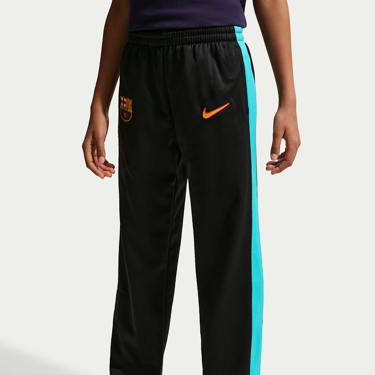 Conjunto deportivo de futbol con gorro Nike Dri-FIT para niños talla grande FC Barcelona Third – Negro/Azul fiel/Cactus empolvado/Oro universitario – vista 4