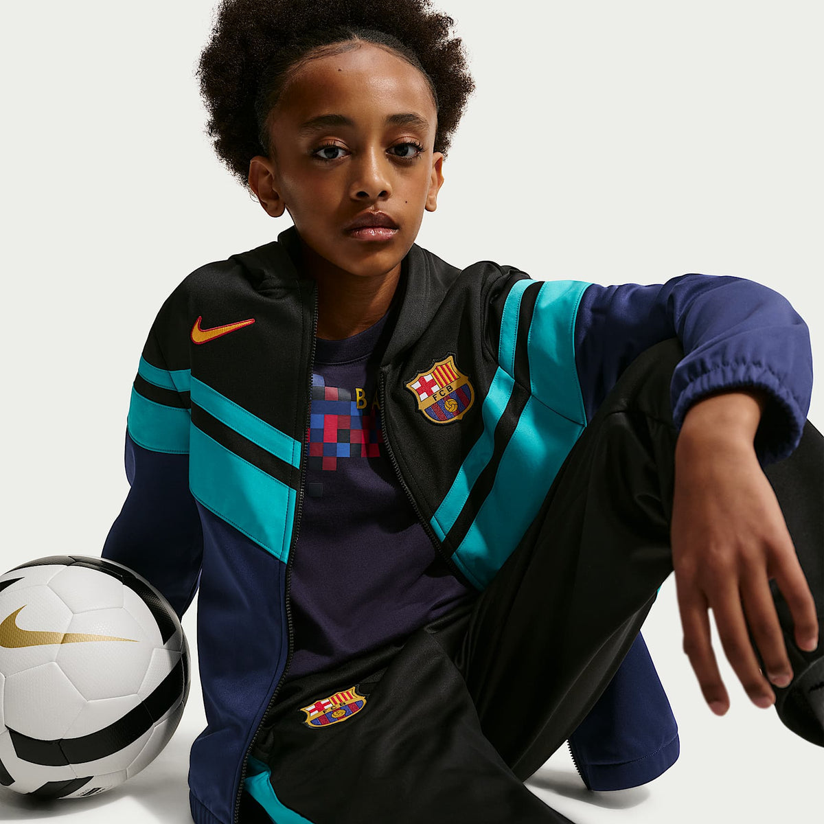 Conjunto deportivo de futbol con gorro Nike Dri-FIT para niños talla grande FC Barcelona Third – Negro/Azul fiel/Cactus empolvado/Oro universitario – vista 5