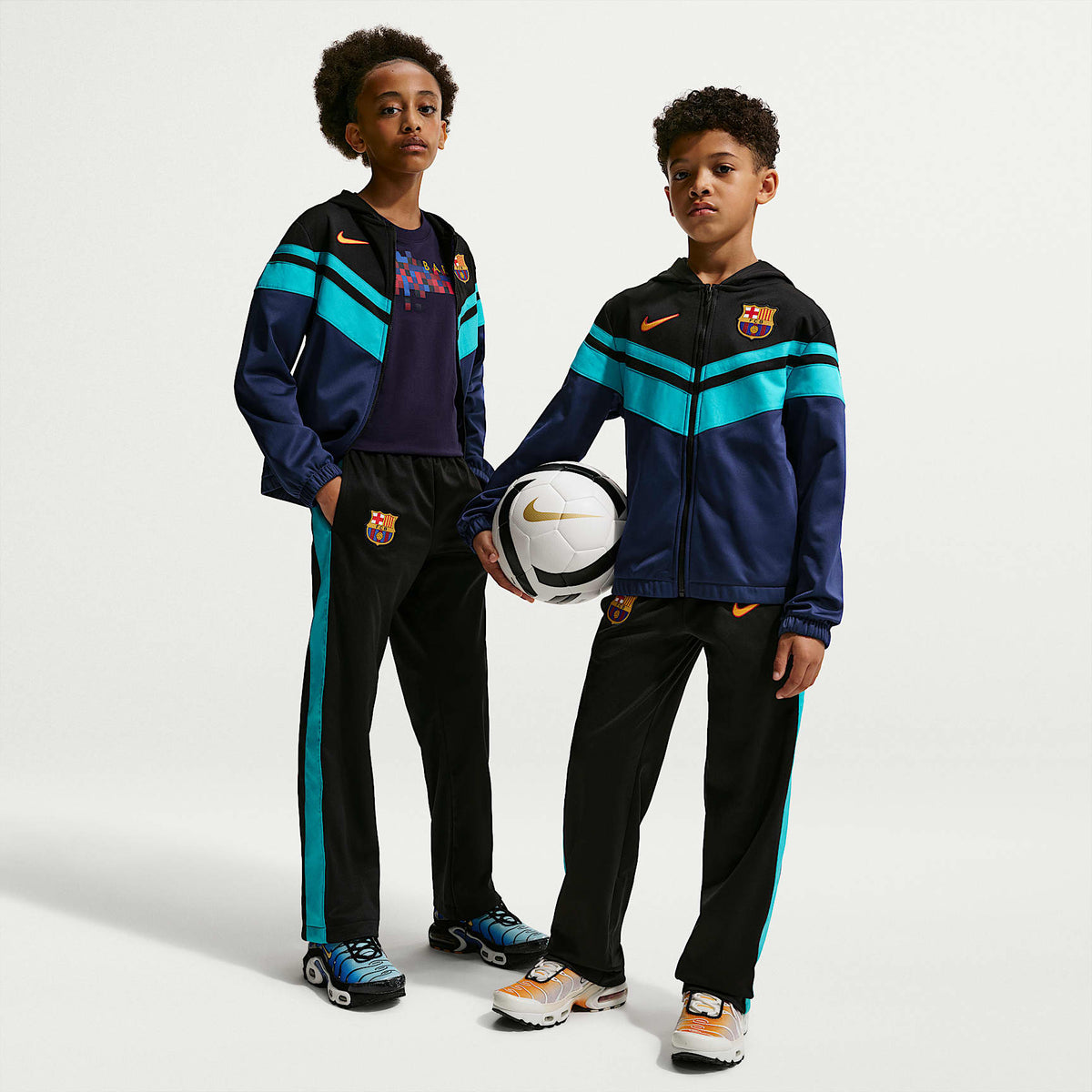 Conjunto deportivo de futbol con gorro Nike Dri-FIT para niños talla grande FC Barcelona Third – Negro/Azul fiel/Cactus empolvado/Oro universitario – vista 1