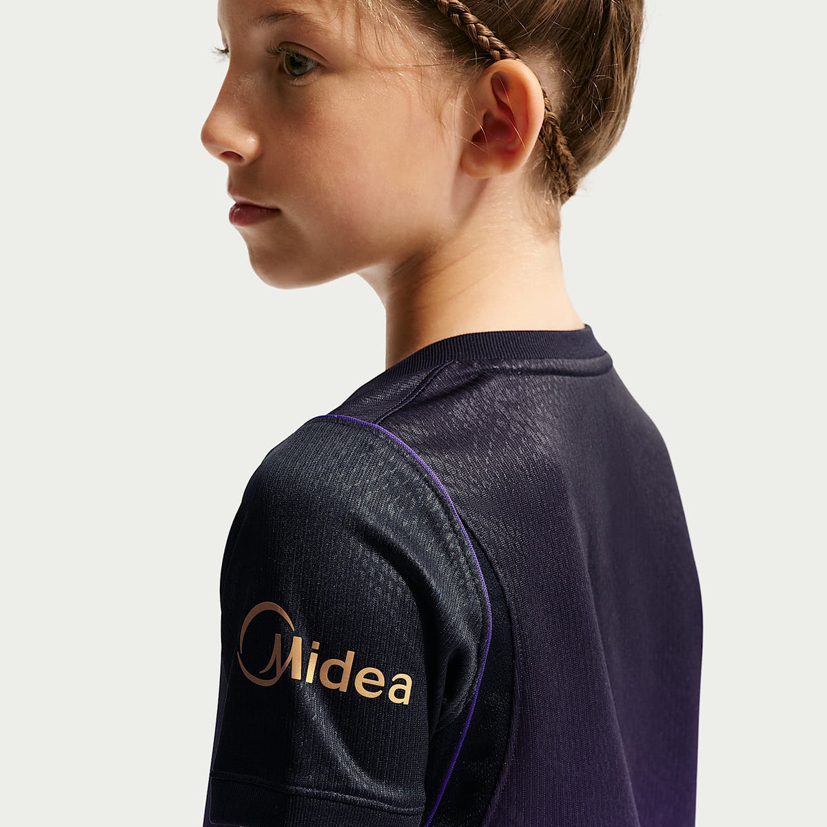Kit de 3 piezas de futbol Kobe Replica para niños talla pequeña FC Barcelona visitante 2026/27 Stadium – Morado campo/Morado campo/Negro/Oro metalizado – vista 3