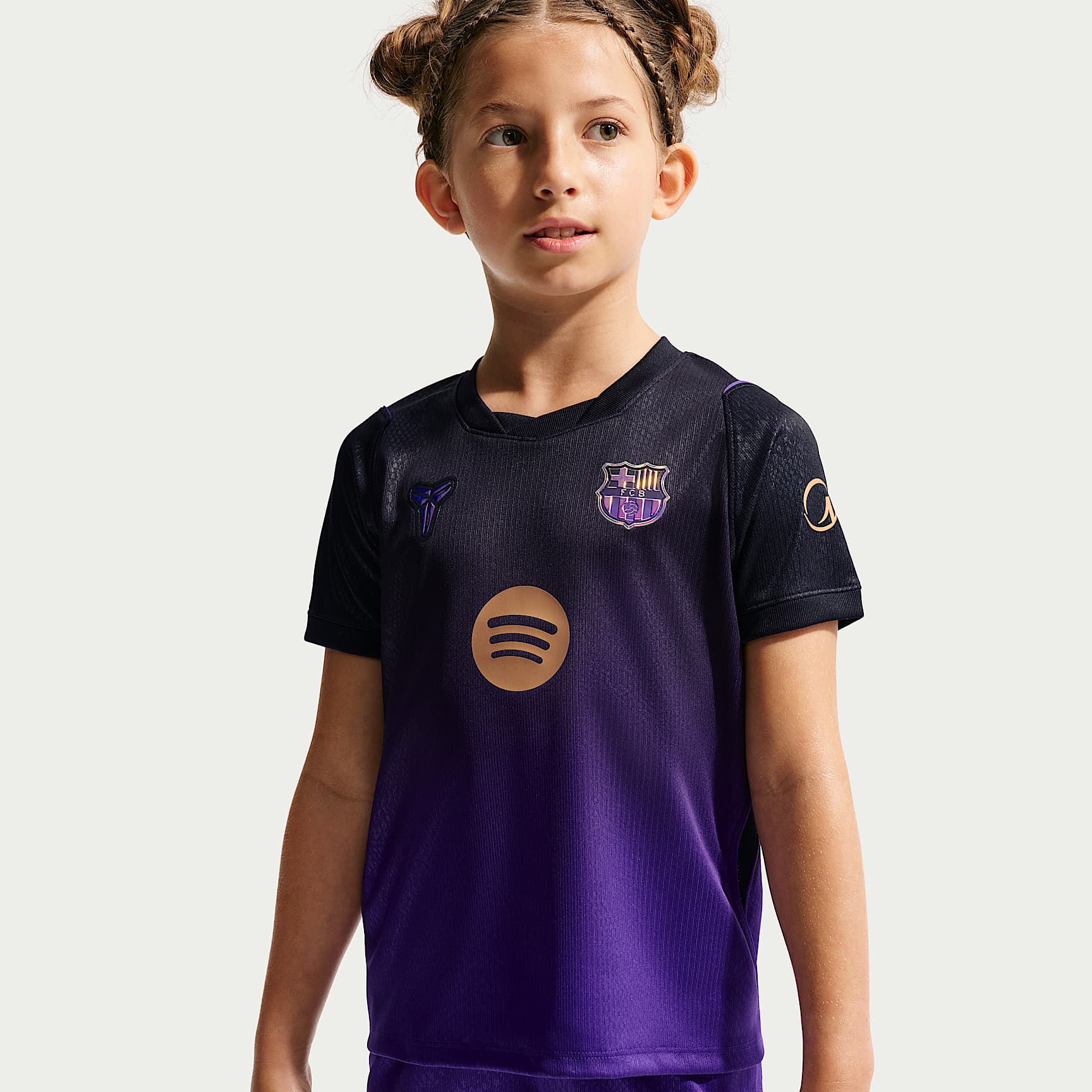 Kit de 3 piezas de futbol Kobe Replica para niños talla pequeña FC Barcelona visitante 2026/27 Stadium – Morado campo/Morado campo/Negro/Oro metalizado – vista 2
