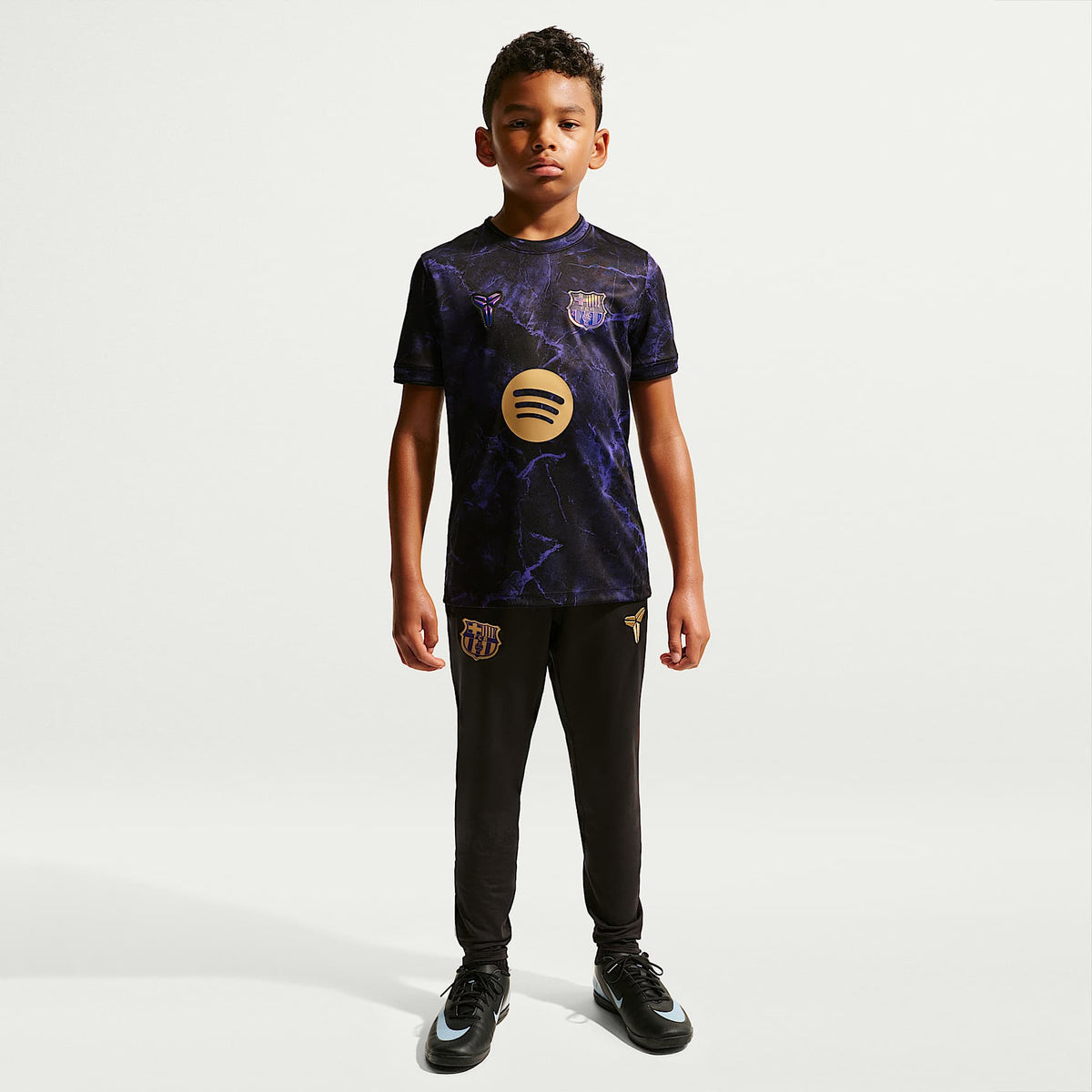 Playera de futbol Kobe Dri-FIT para antes del partido para niños talla grande FC Barcelona visitante – Morado campo/Morado campo/Negro/Oro metalizado – vista 6