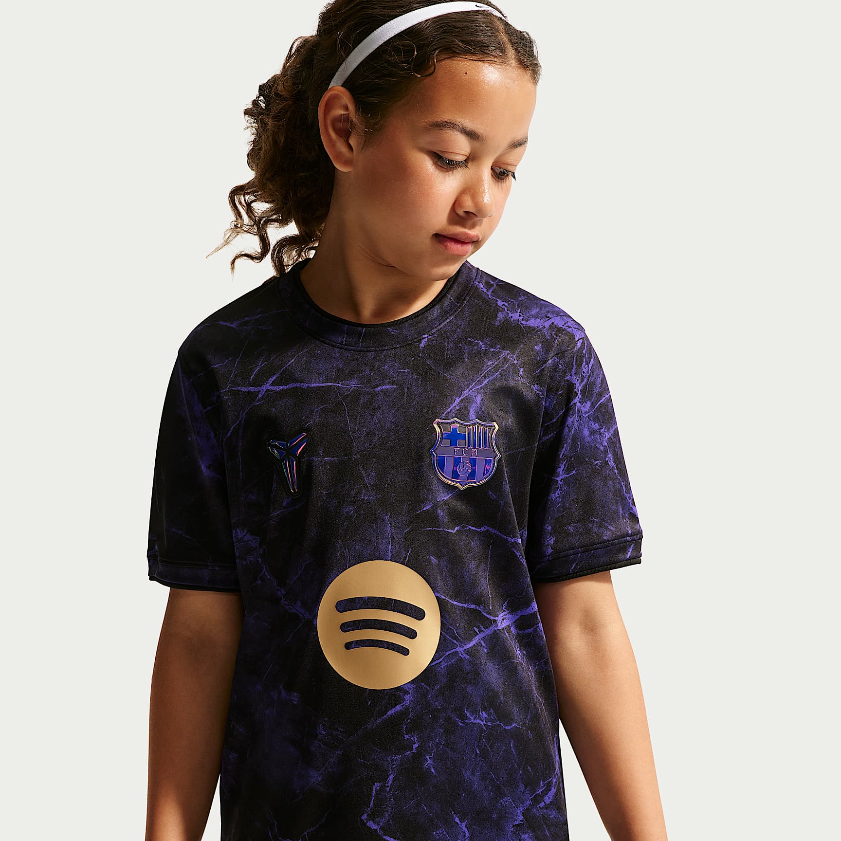 Playera de futbol Kobe Dri-FIT para antes del partido para niños talla grande FC Barcelona visitante – Morado campo/Morado campo/Negro/Oro metalizado – vista 2