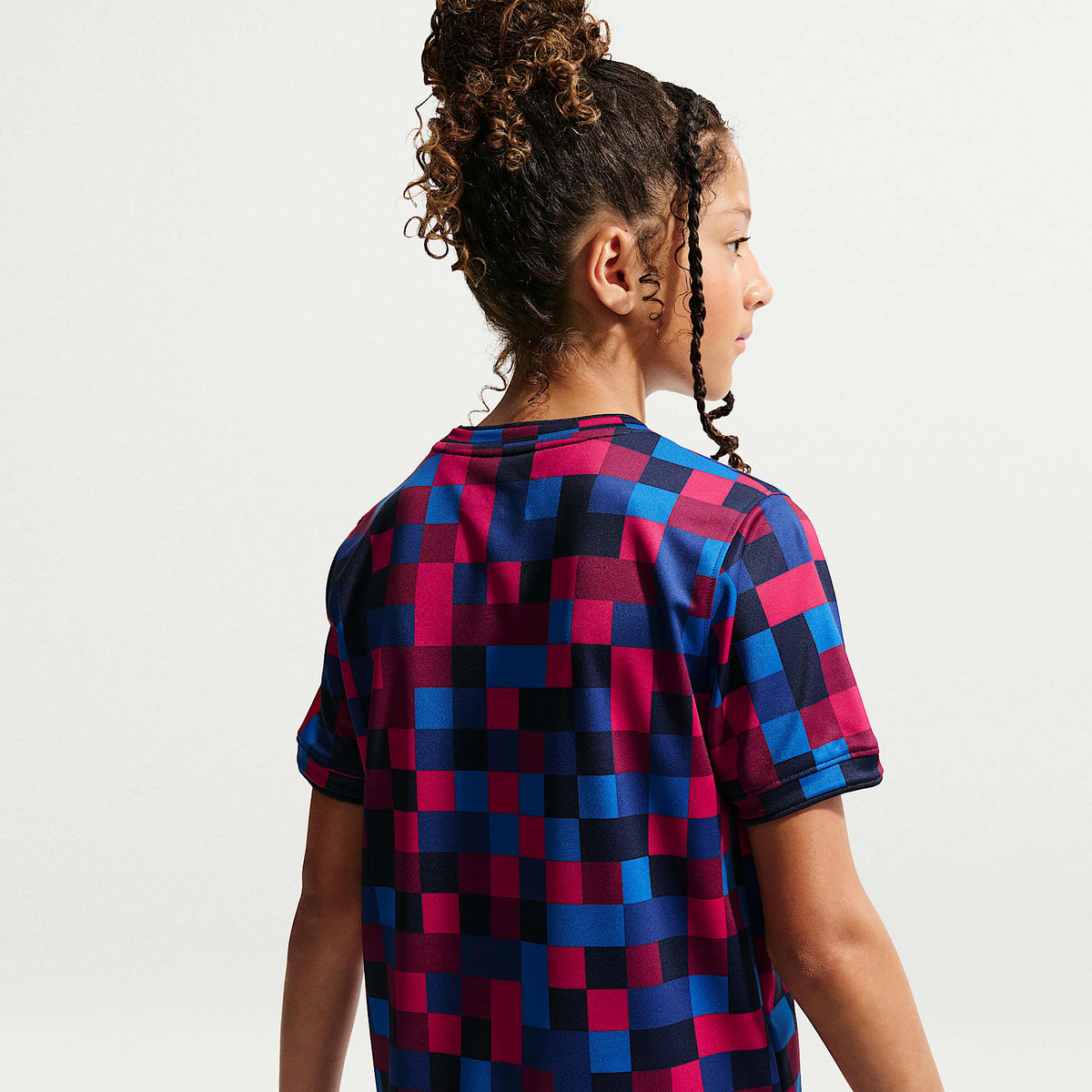 Playera de fútbol Nike Dri-FIT para antes del partido para niños talla grande FC Barcelona – Rojo noble/Rojo noble/Azul oscuro/Amarillo mineral – vista 4