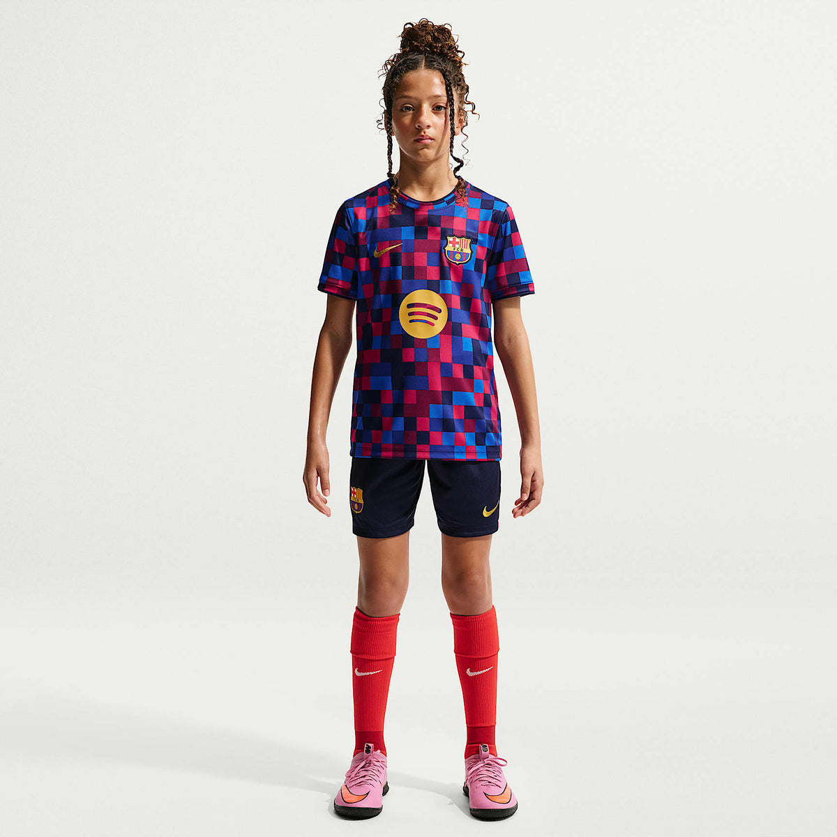Playera de fútbol Nike Dri-FIT para antes del partido para niños talla grande FC Barcelona – Rojo noble/Rojo noble/Azul oscuro/Amarillo mineral – vista 7