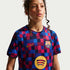 Playera de fútbol Nike Dri-FIT para antes del partido para niños talla grande FC Barcelona – Rojo noble/Rojo noble/Azul oscuro/Amarillo mineral – vista 2
