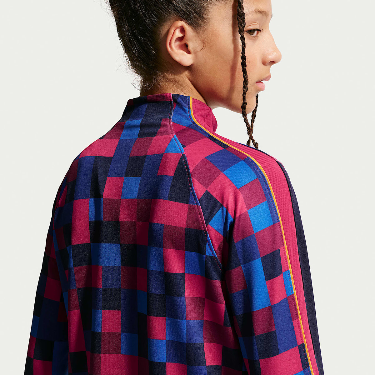Playera de entrenamiento de futbol de tejido Knit Nike Dri-FIT para antes del partido del FC Barcelona local Strike para niños talla grande – Rojo noble/Rojo noble/Azul oscuro/Amarillo mineral – vista 4