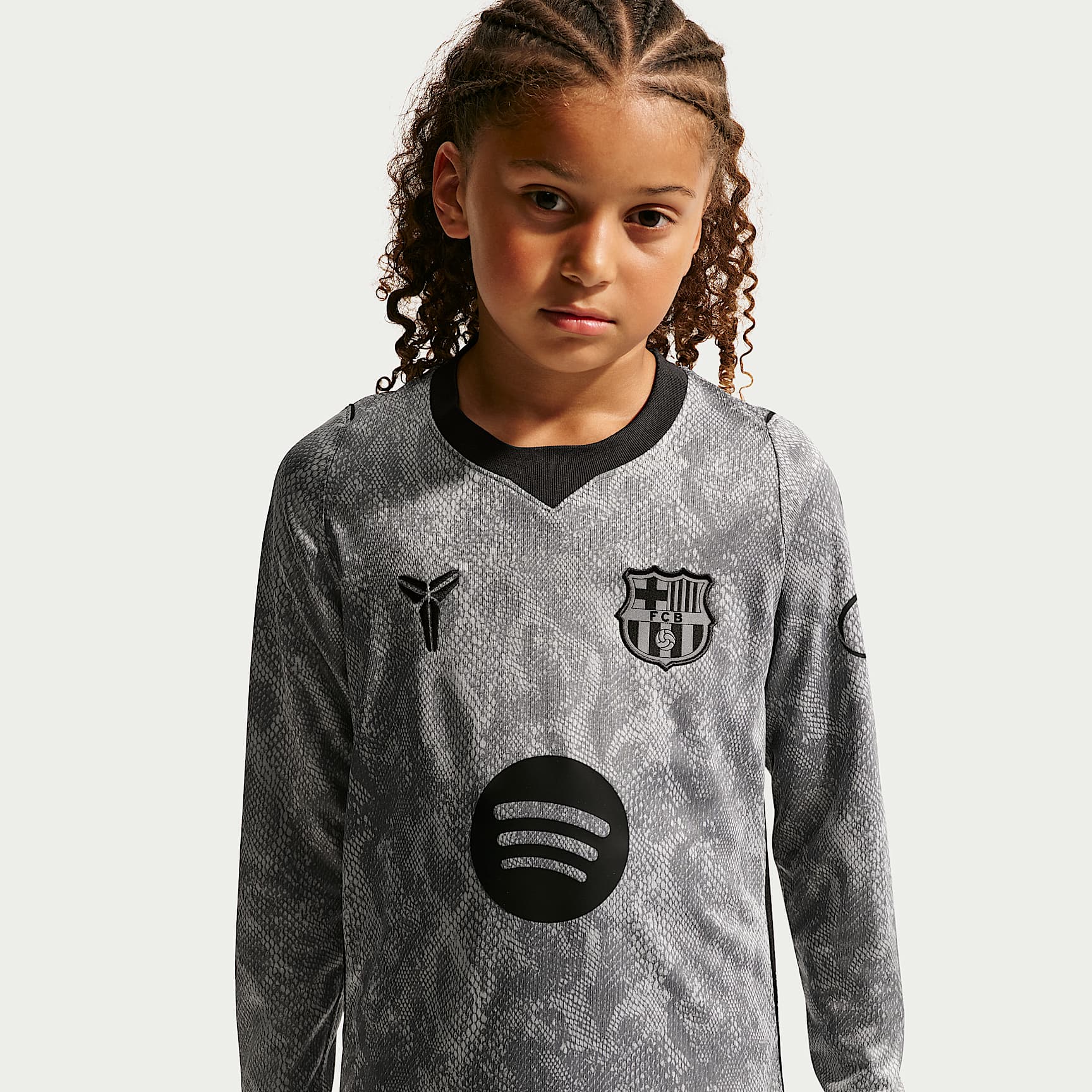 Jersey de futbol Dri-FIT Kobe Replica del FC Barcelona portero visitante 2026/27 Stadium para niños talla grande – Gris lobo/Gris lobo/Negro/Negro – vista 2