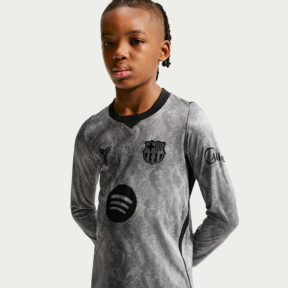 Jersey de futbol Dri-FIT Kobe Replica del FC Barcelona portero visitante 2026/27 Stadium para niños talla grande – Gris lobo/Gris lobo/Negro/Negro – vista 3