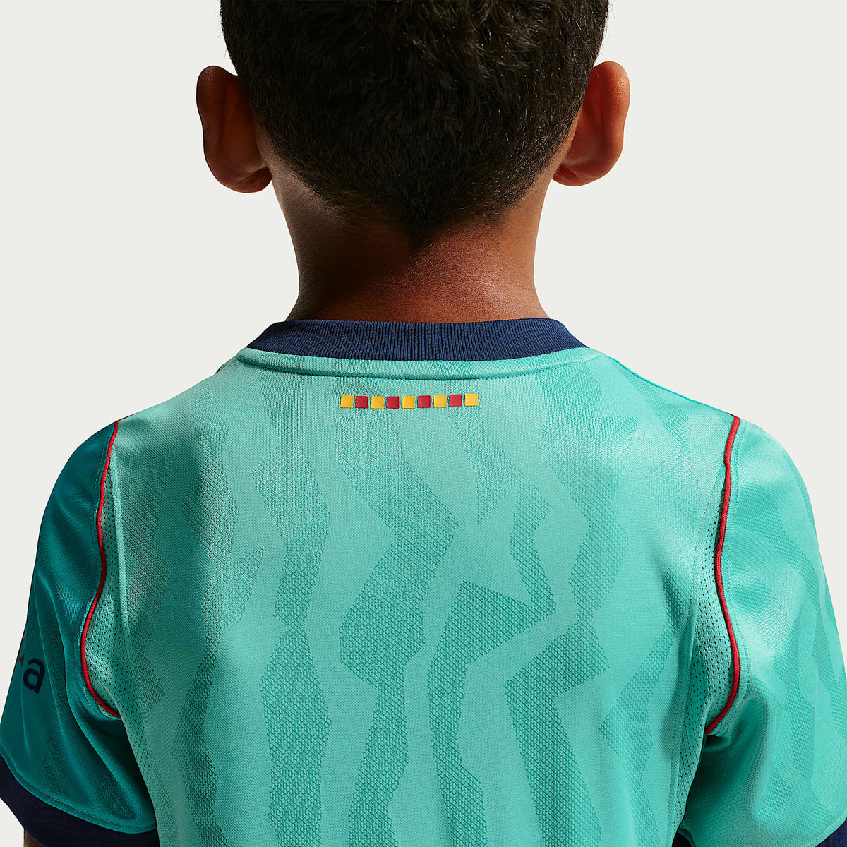 Camiseta de futbol Nike Dri-FIT para niños talla grande de FC Barcelona alternativo 2026/27 Stadium – Escarcha verde/Escarcha verde/Rojo gimnasio/Azul fiel – vista 5