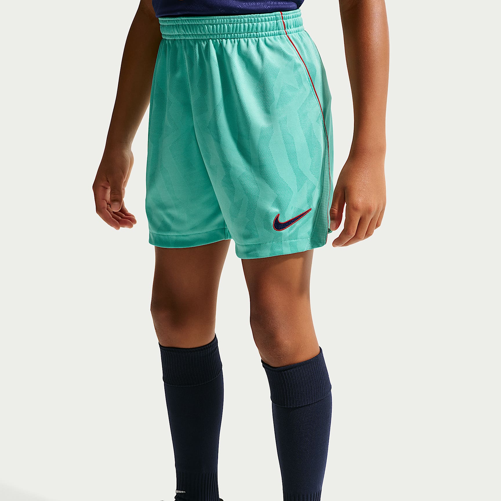 Shorts de futbol Nike Dri-FIT Replica del FC Barcelona alternativo 2026/27 Stadium para niños talla grande – Escarcha verde/Rojo gimnasio/Azul fiel – vista 2