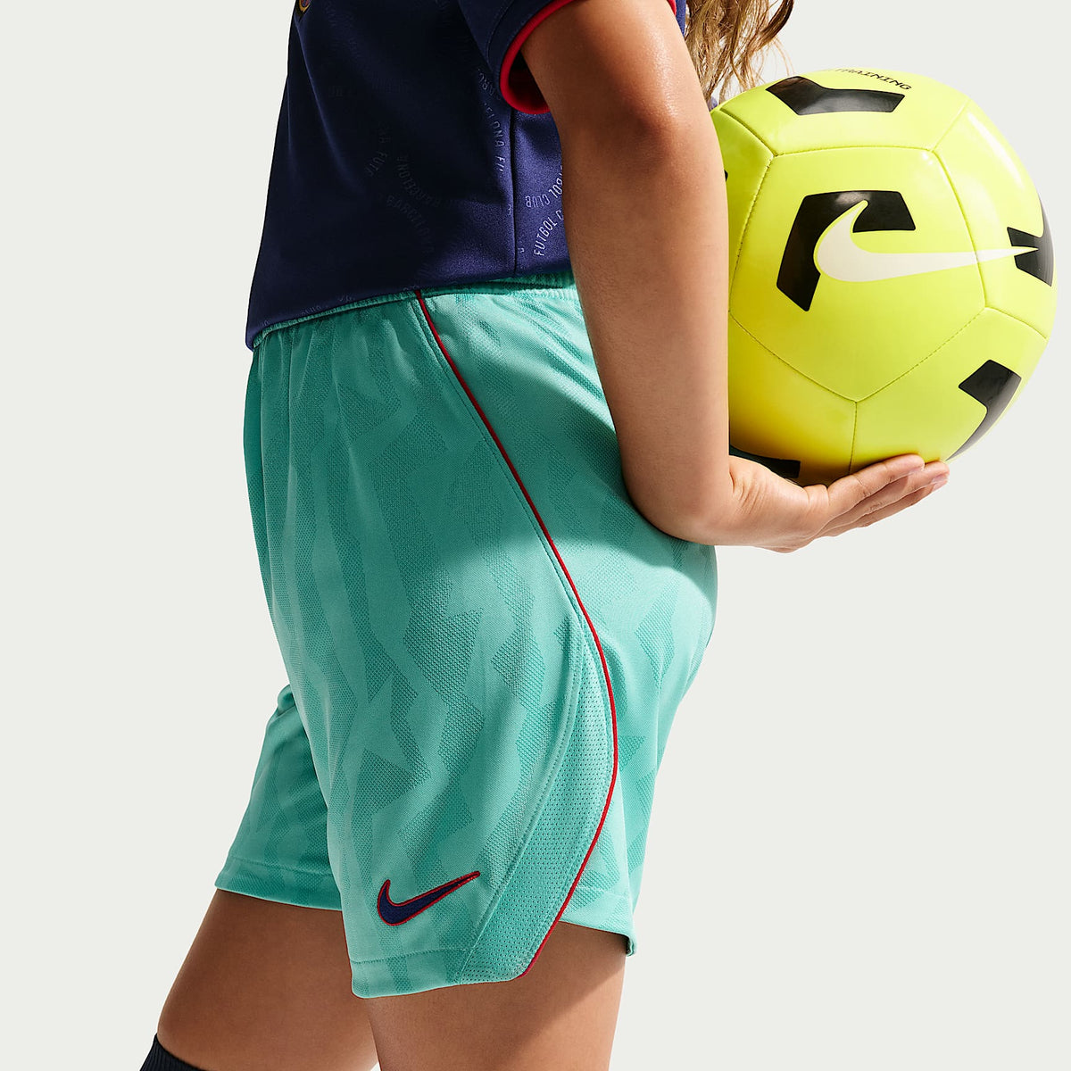 Shorts de futbol Nike Dri-FIT Replica del FC Barcelona alternativo 2026/27 Stadium para niños talla grande – Escarcha verde/Rojo gimnasio/Azul fiel – vista 5