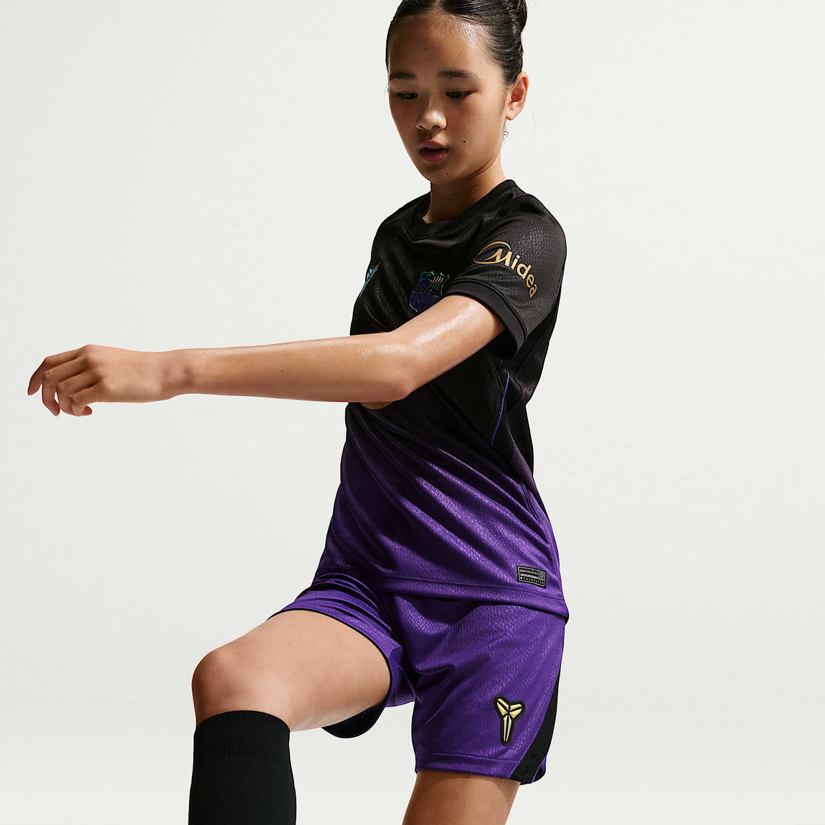 Shorts de futbol Dri-FIT Kobe Replica del FC Barcelona visitante 2026/27 Stadium para niños talla grande – Morado campo/Negro/Negro – vista 5