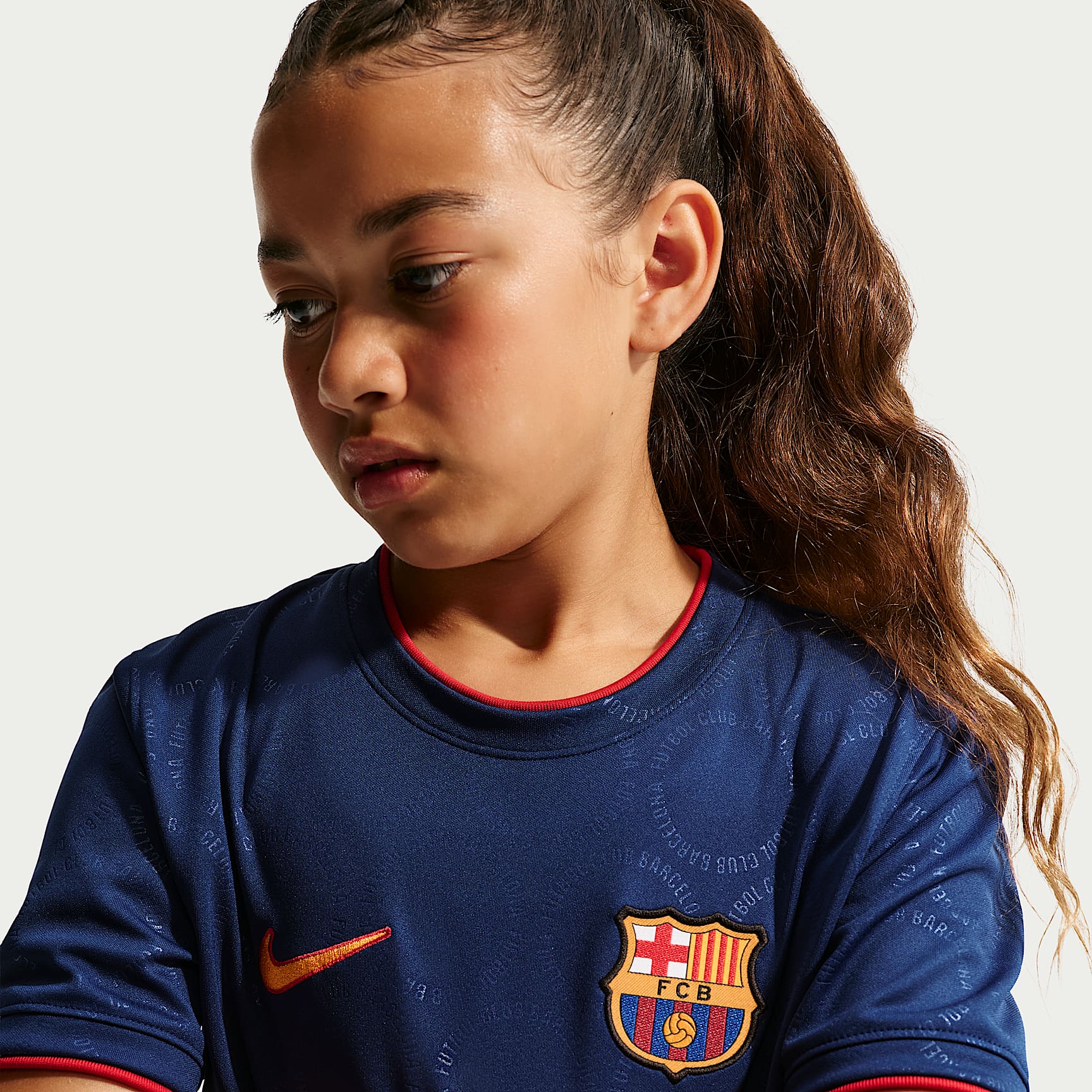 Jersery de futbol Nike Dri-FIT del FC Barcelona alternativo Pre-Match para niños talla grande – Azul fiel/Azul fiel/Rojo gimnasio/Oro universitario – vista 2