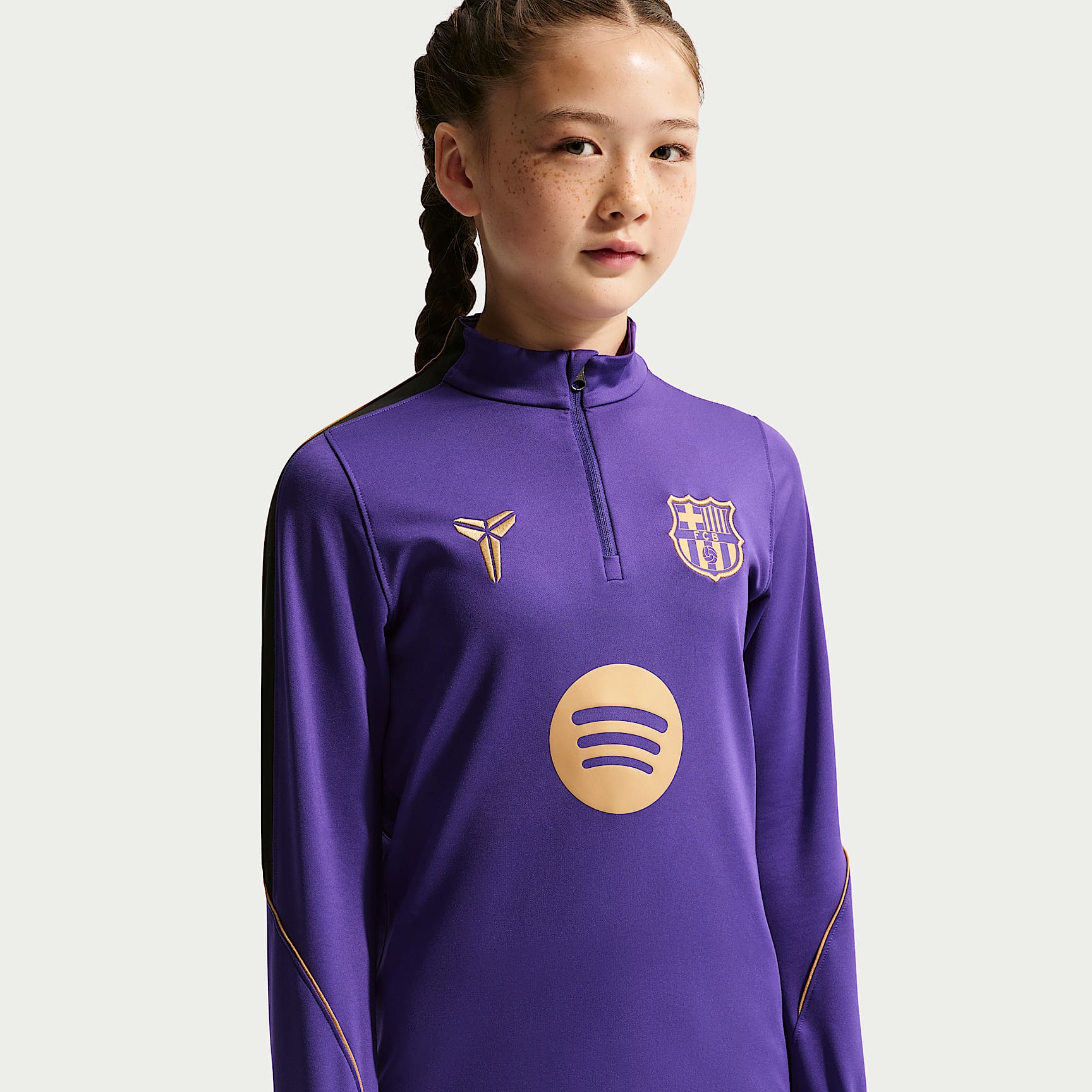 Playera de entrenamiento de futbol Kobe de tejido Knit Dri-FIT del FC Barcelona visitante Strike para niños talla grande – Morado campo/Negro/Oro metalizado – vista 2
