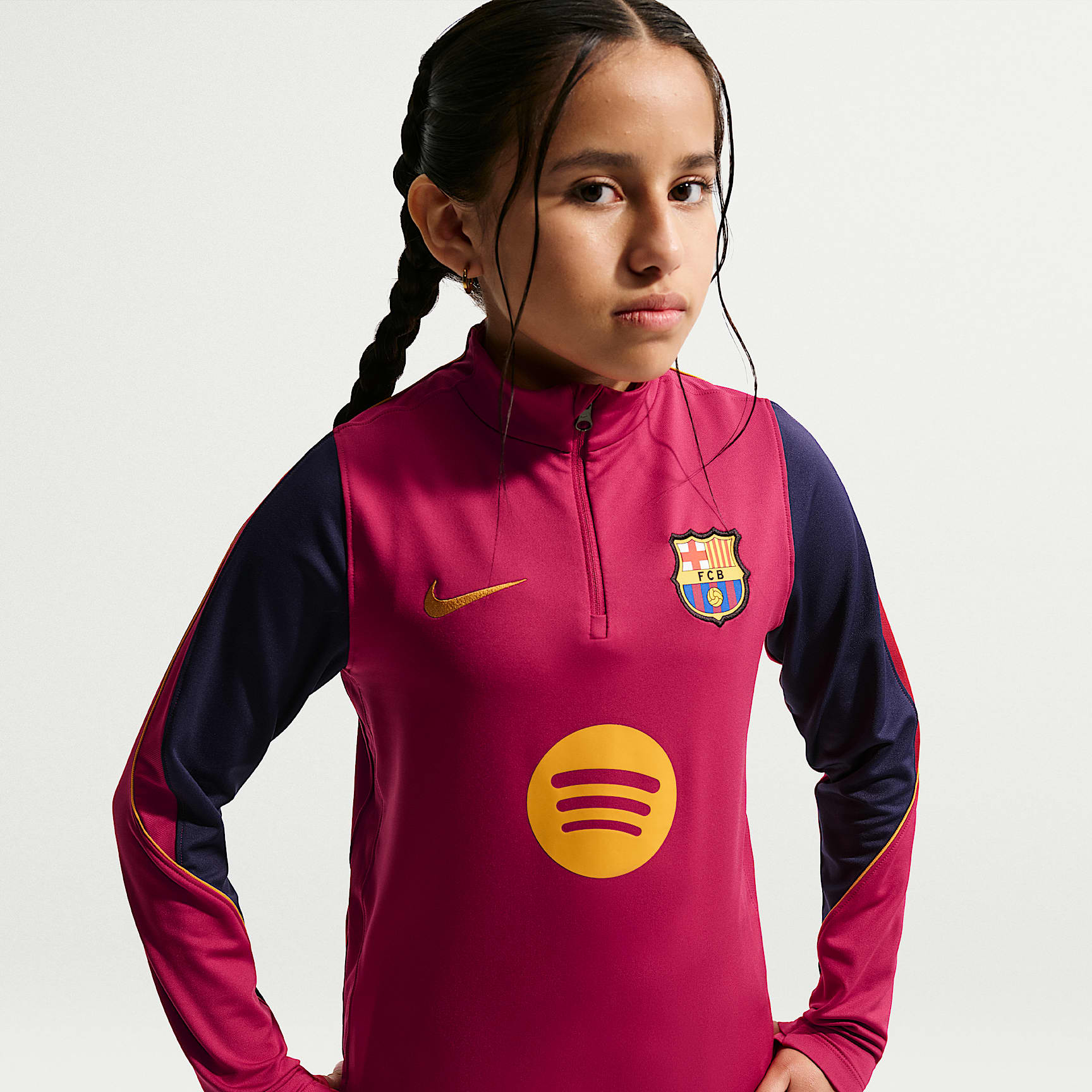Playera de entrenamiento de fútbol de tejido Knit Nike Dri-FIT para niños talla grande FC Barcelona Strike – Rojo noble/Azul oscuro/Rojo noble/Amarillo mineral – vista 2