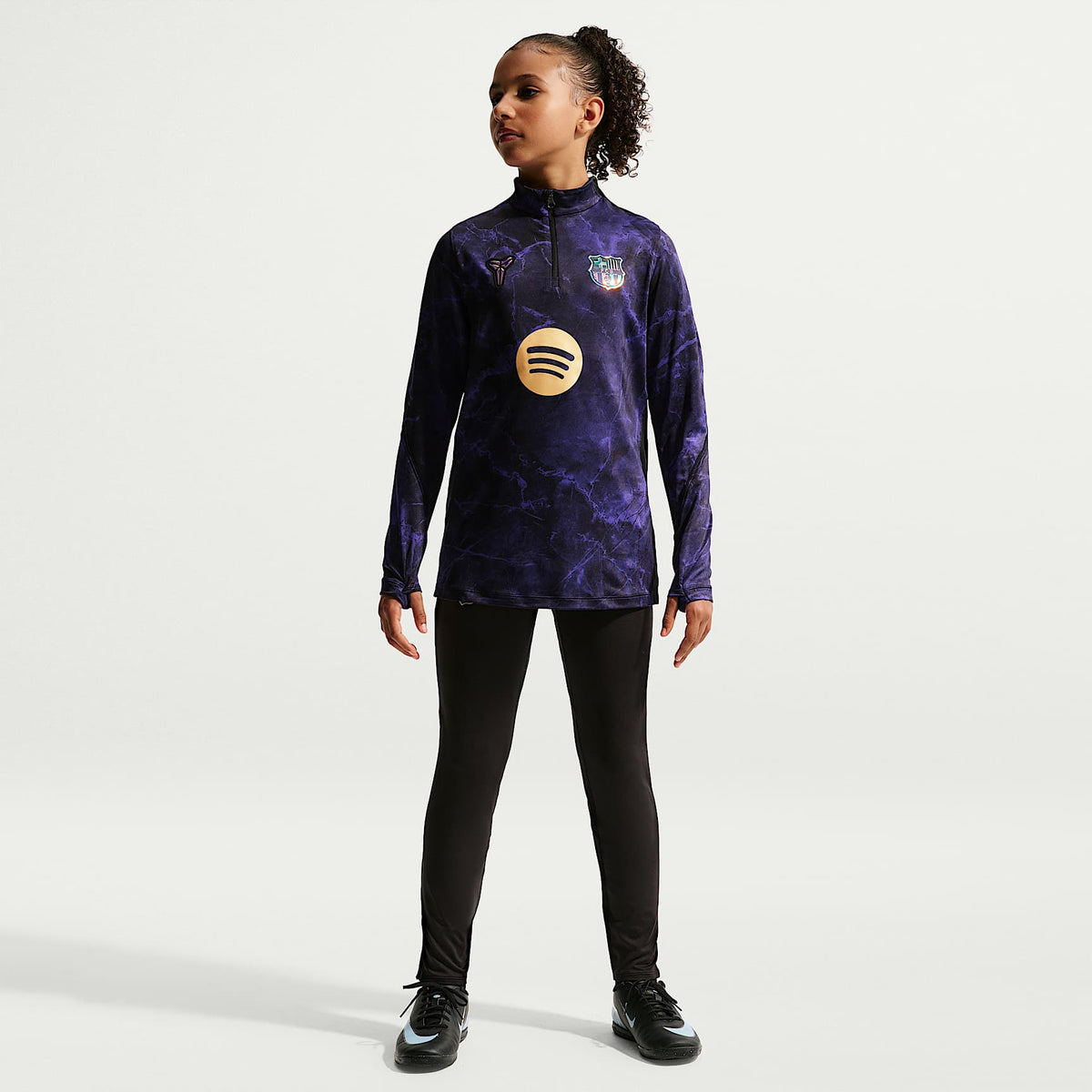 Playera de entrenamiento previo al partido de futbol Kobe de tejido Knit Dri-FIT del FC Barcelona visitante Strike para niños talla grande – Morado campo/Morado campo/Negro/Oro metalizado – vista 6