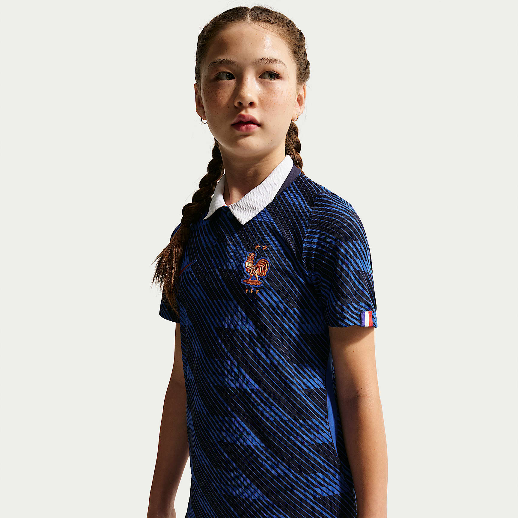 Jersey de futbol Nike Aero-FIT de la selección de Francia local 2026 Match para niños talla grande – Royal juego/Azul oscuro/Blanco/Cobre metálico – vista 2
