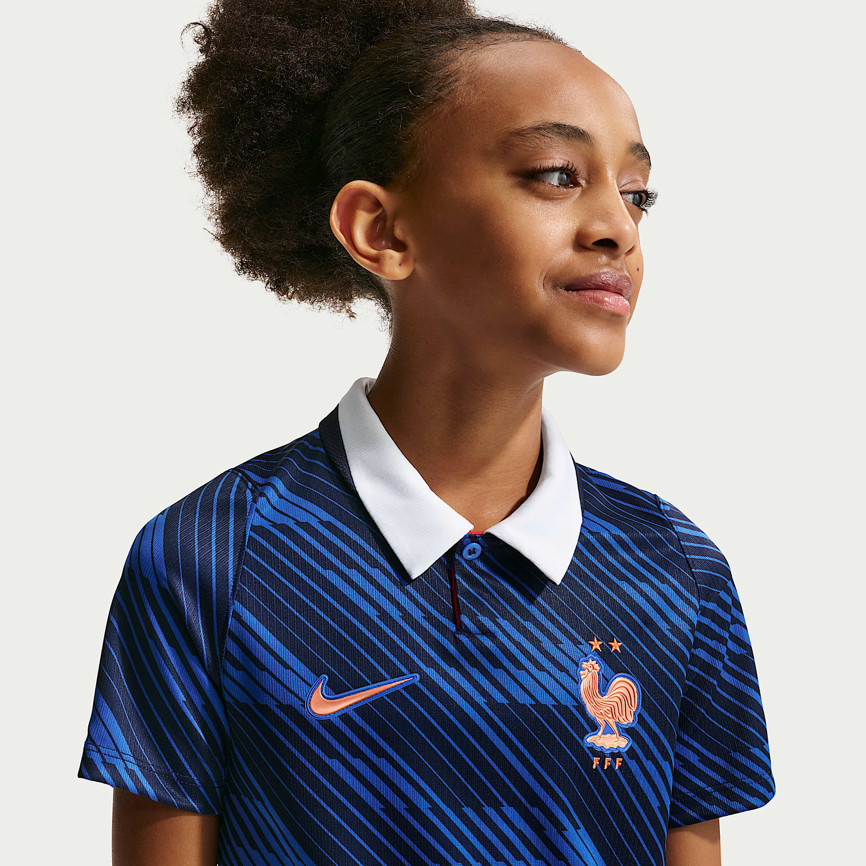 Jersey de futbol Nike Dri-FIT de la selección nacional de Francia local 2026 Stadium para niños talla grande – Royal juego/Azul oscuro/Blanco/Cobre metálico – vista 2
